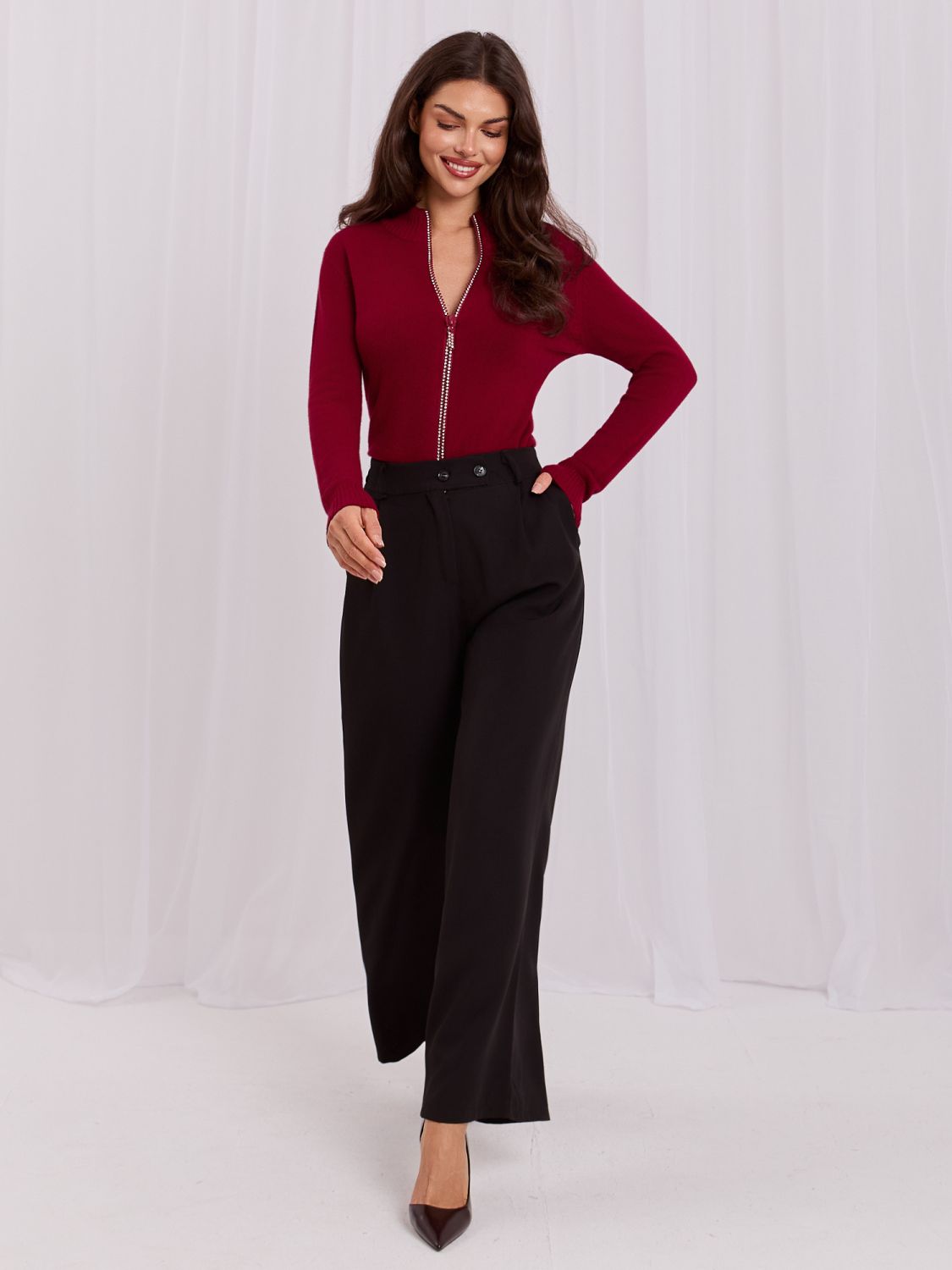 Eleganter bordeauxfarbener Pullover mit Stehkragen und Zirkonia