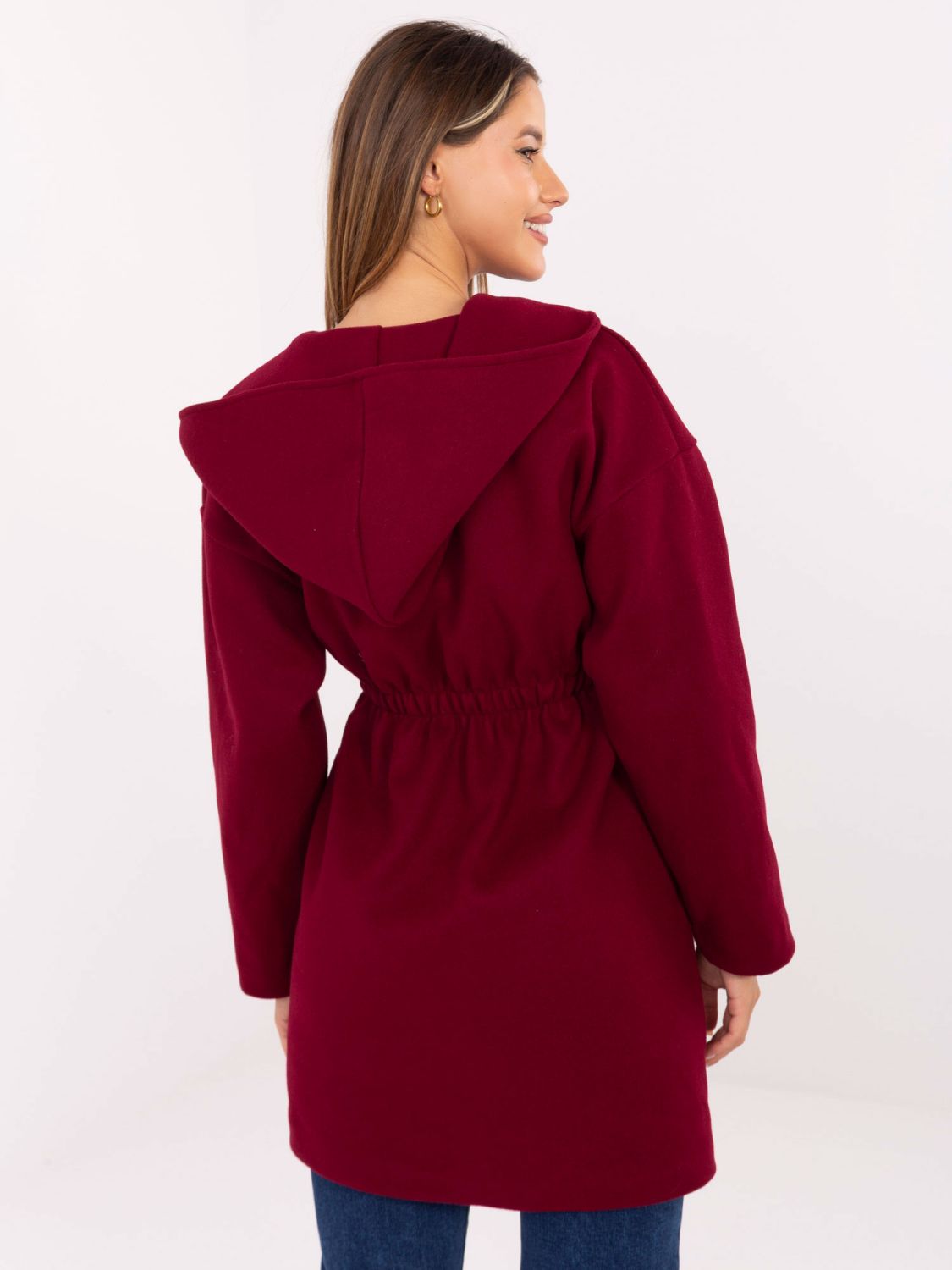 Bordeauxfarbener Übergangsmantel mit Kapuze und Gürtel