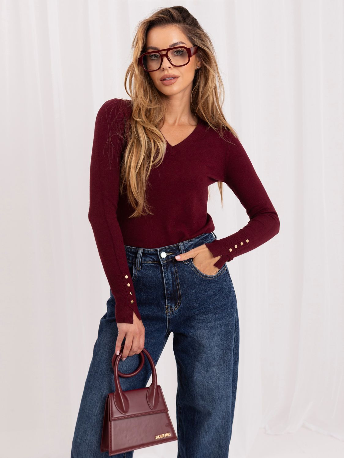Eleganter bordeauxfarbener Pullover mit V-Ausschnitt und Knöpfen