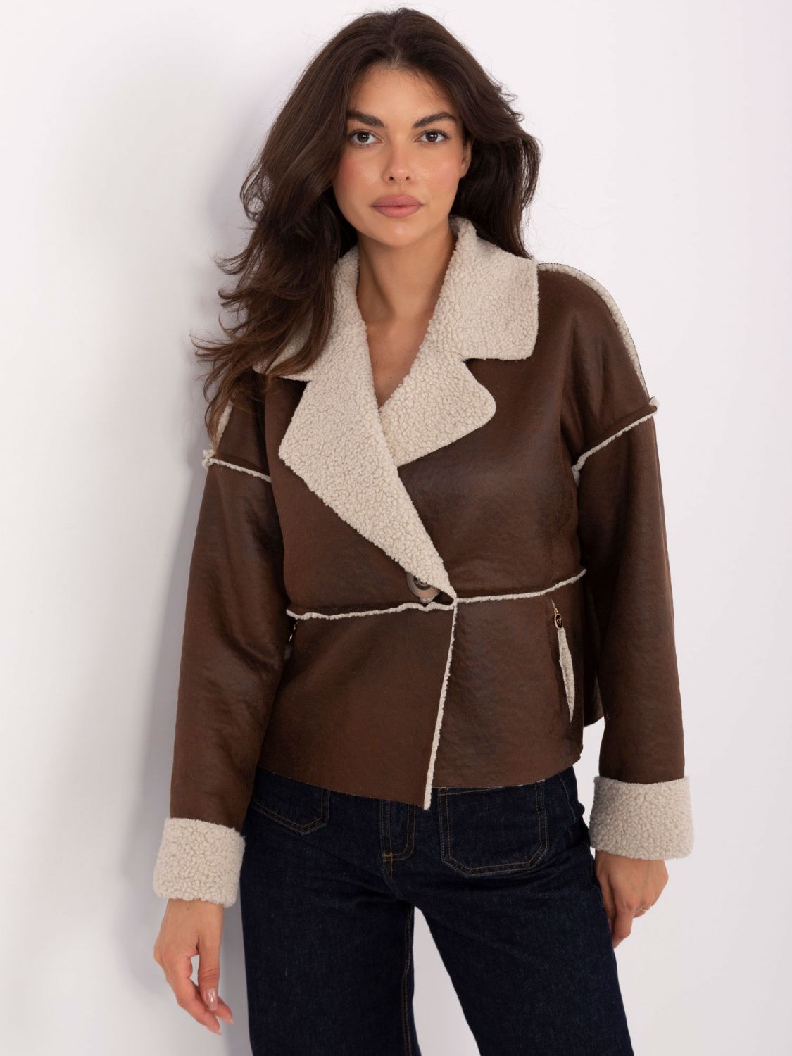 Kurze braune Übergangsjacke mit Knöpfen