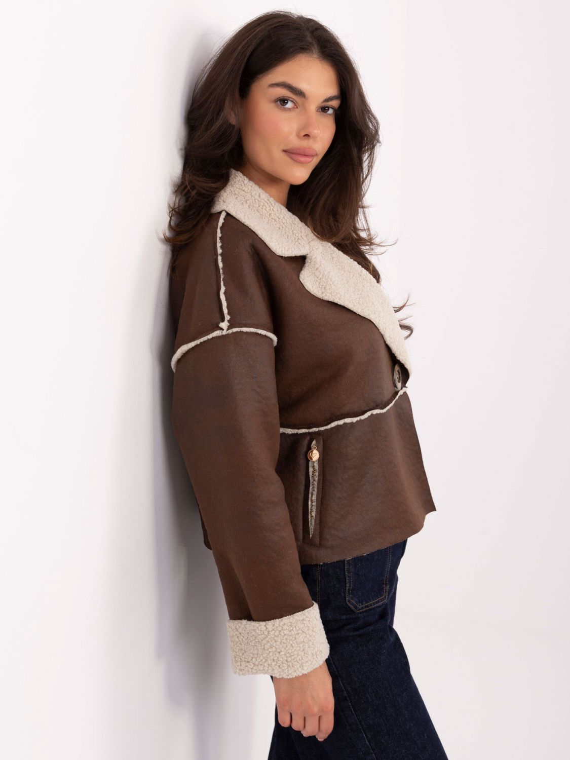 Kurze braune Übergangsjacke mit Knöpfen