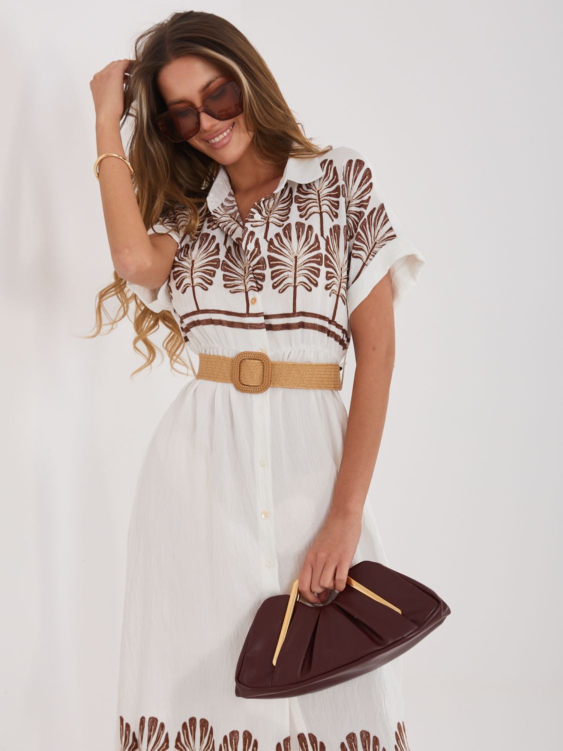 Weiß-braunes Hemdblusenkleid mit Stickerei und Gürtel, midi