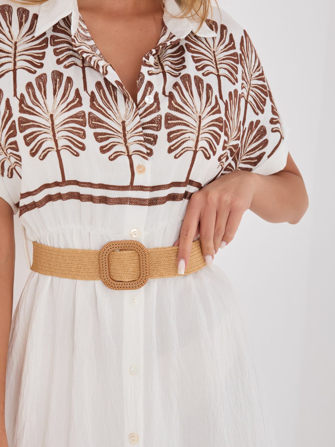 Weiß-braunes Hemdblusenkleid mit Stickerei und Gürtel, midi