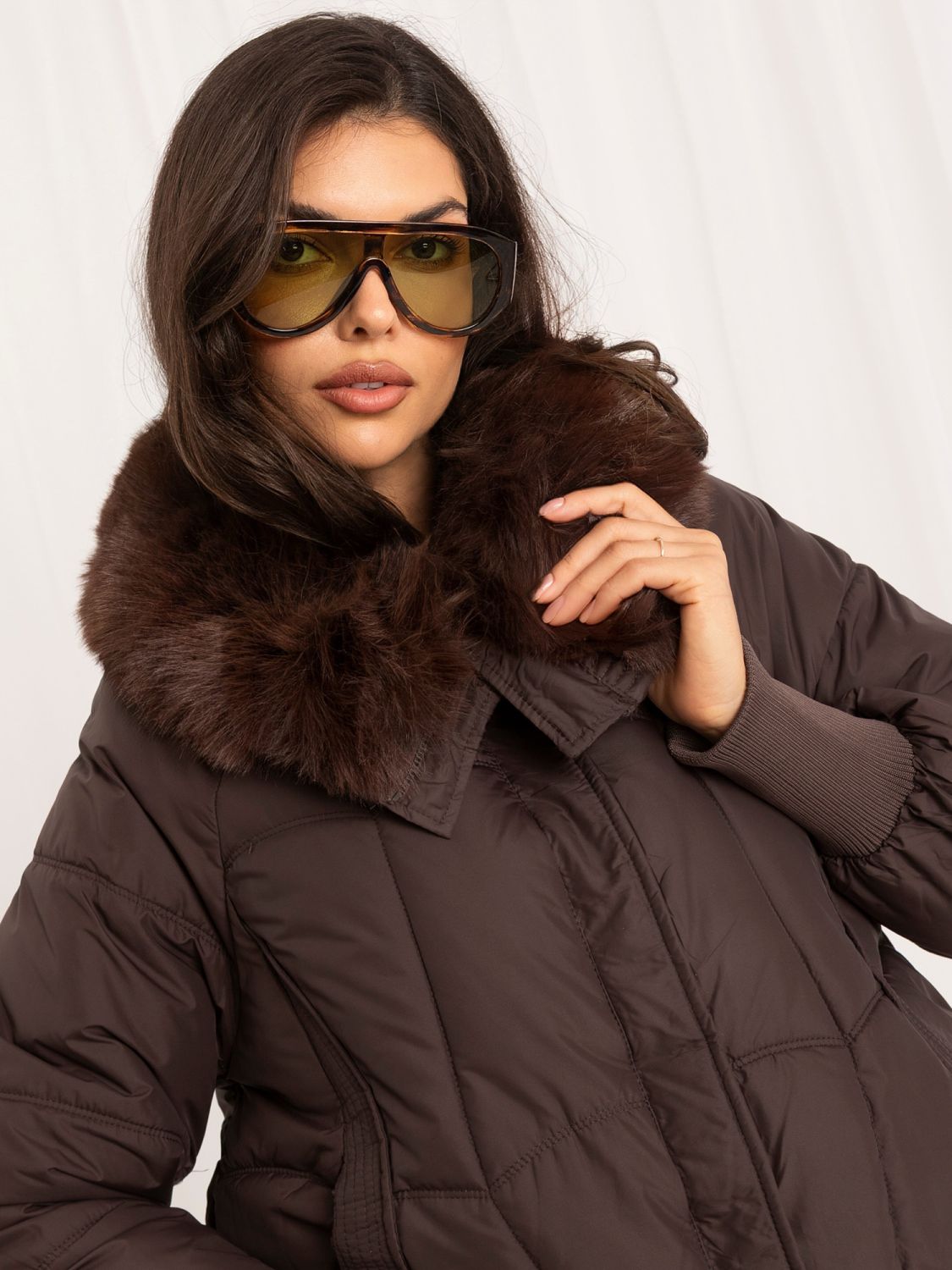 Braune gesteppte Winterjacke mit Stehkragen