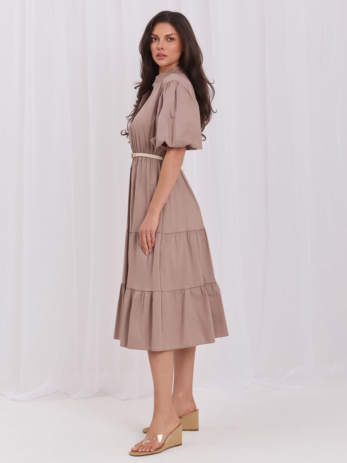 Braunes ausgestelltes Midi-Kleid mit Gürtel und Volant