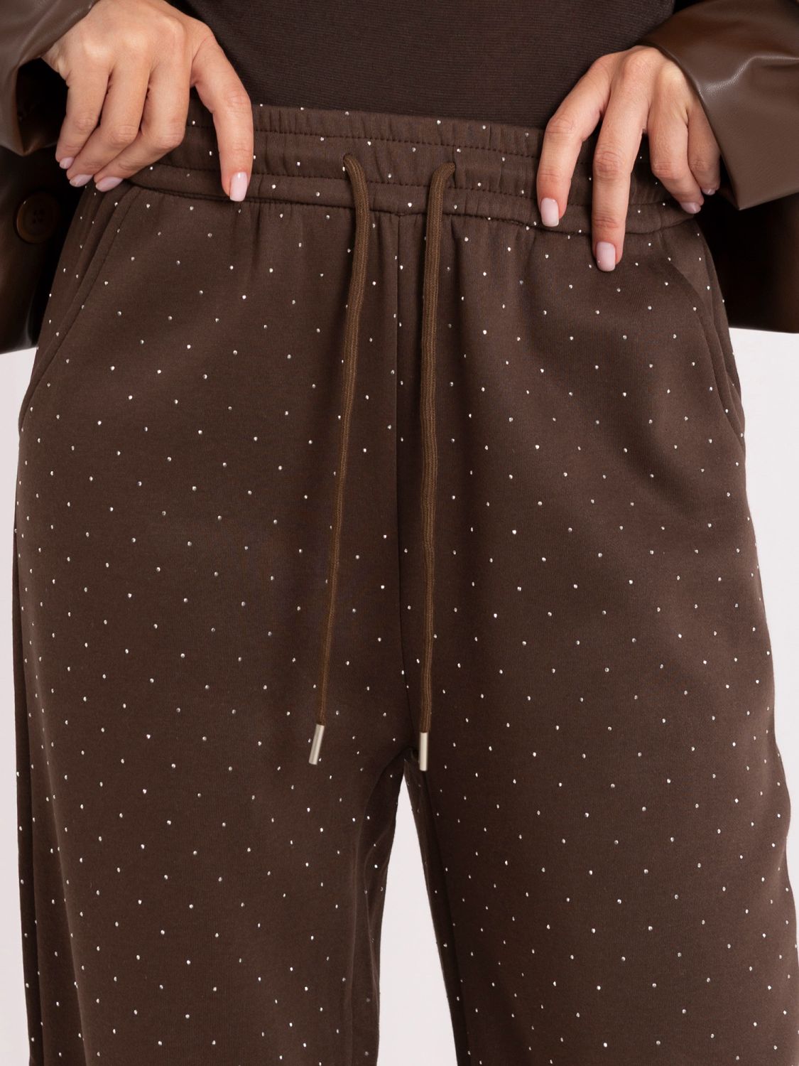 Braune weite Sweatpants mit Applikation