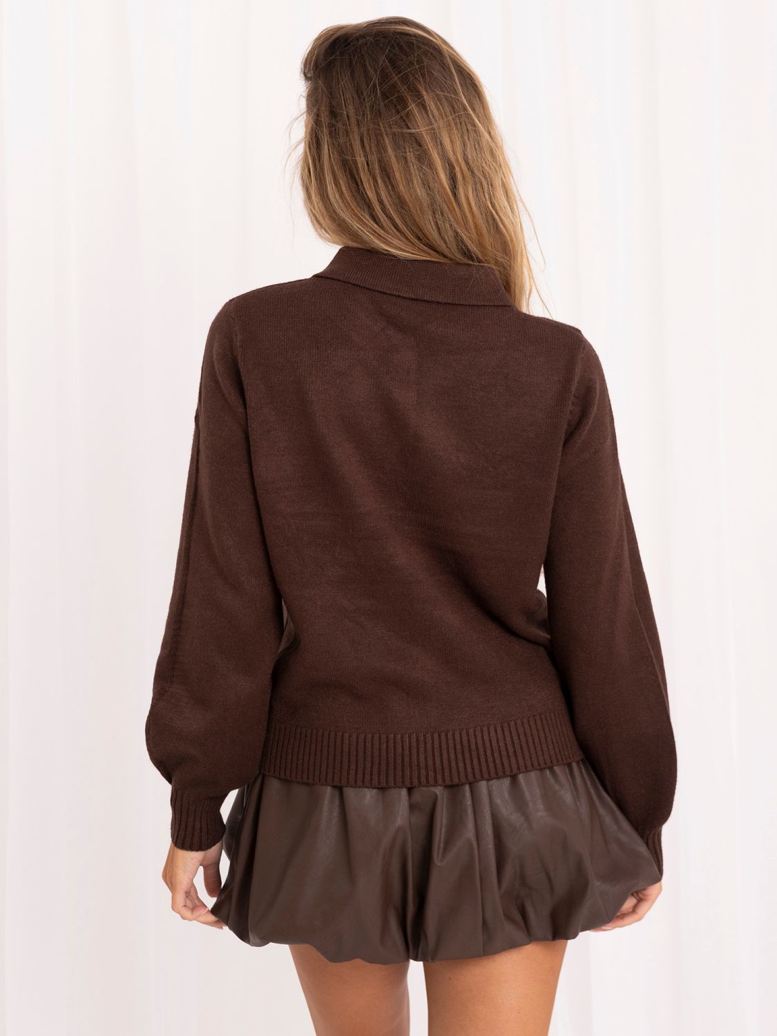 Eleganter brauner Pullover mit Kragen und Knöpfen