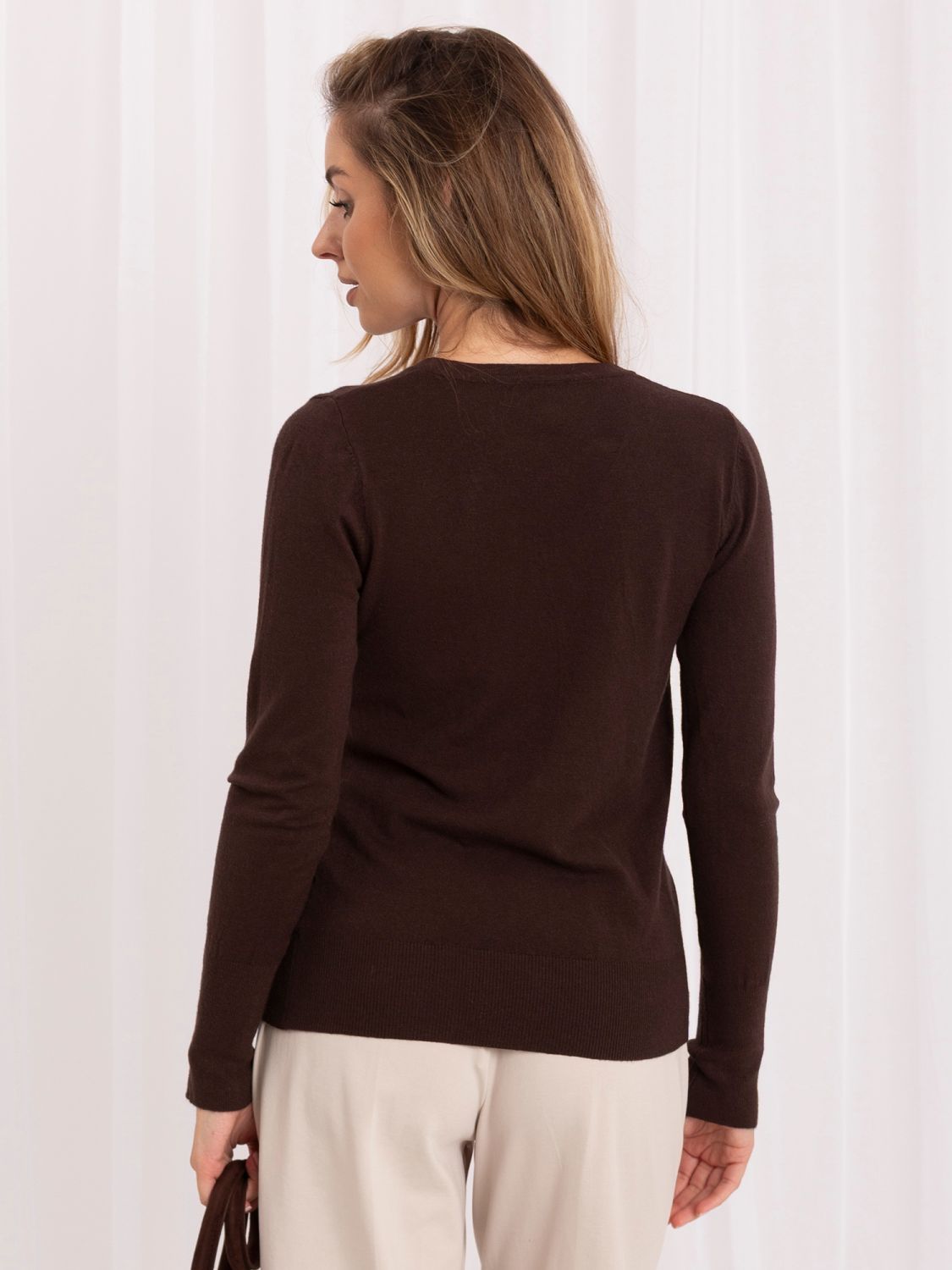 Eleganter brauner Pullover mit V-Ausschnitt und Knöpfen