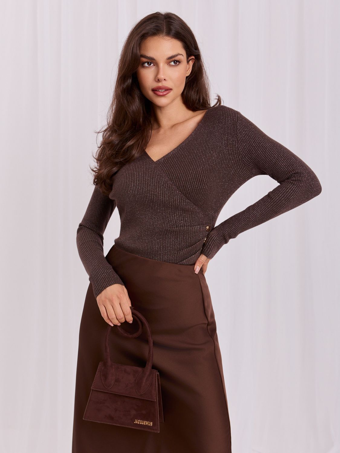 Eleganter brauner Pullover mit Wickelausschnitt