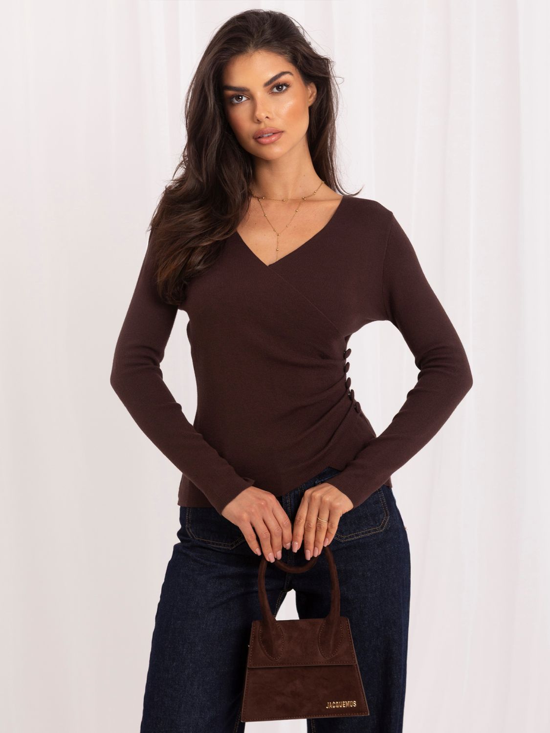 Eleganter brauner Pullover mit Wickelausschnitt