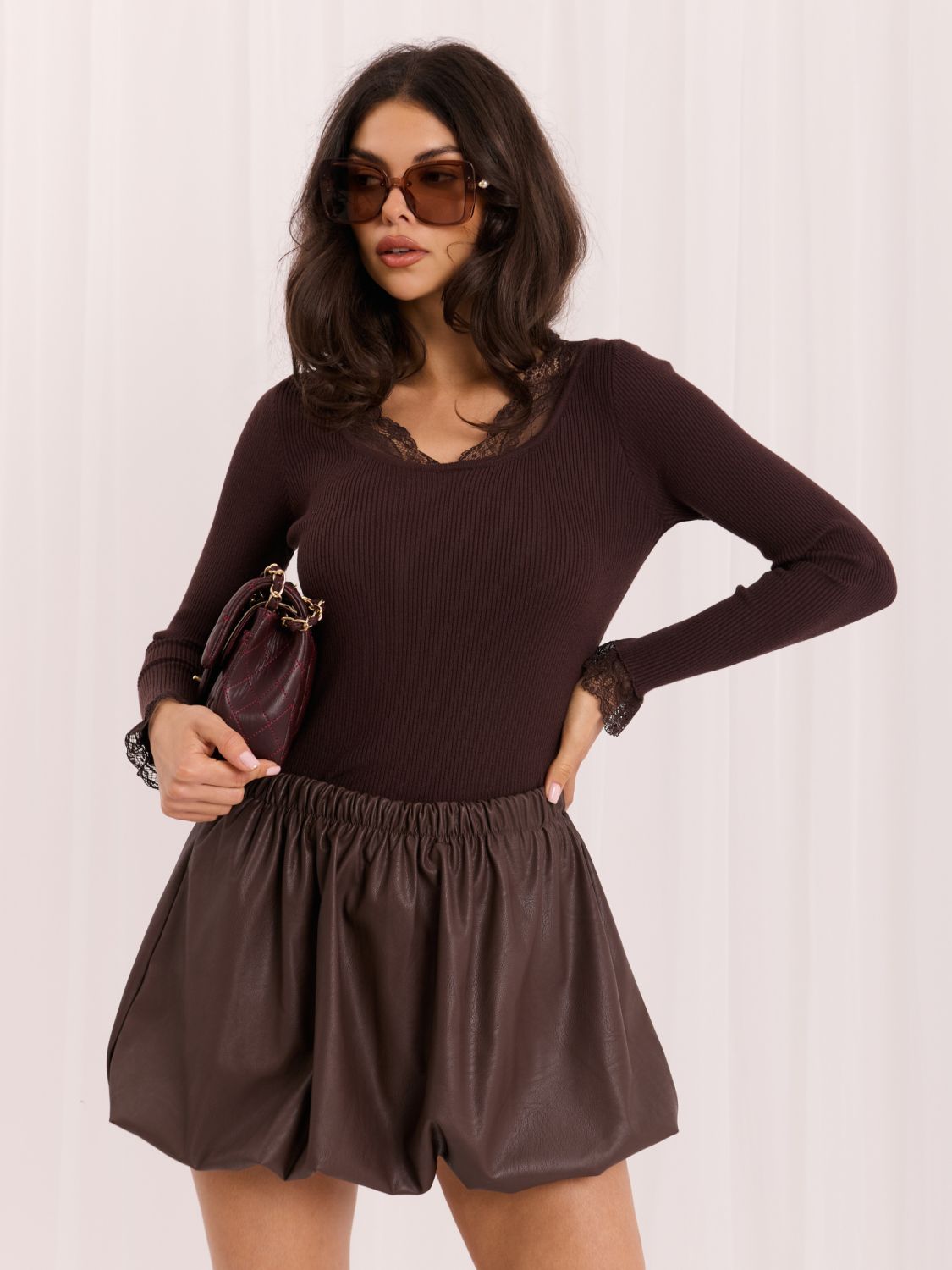 Eleganter brauner Pullover mit Spitze