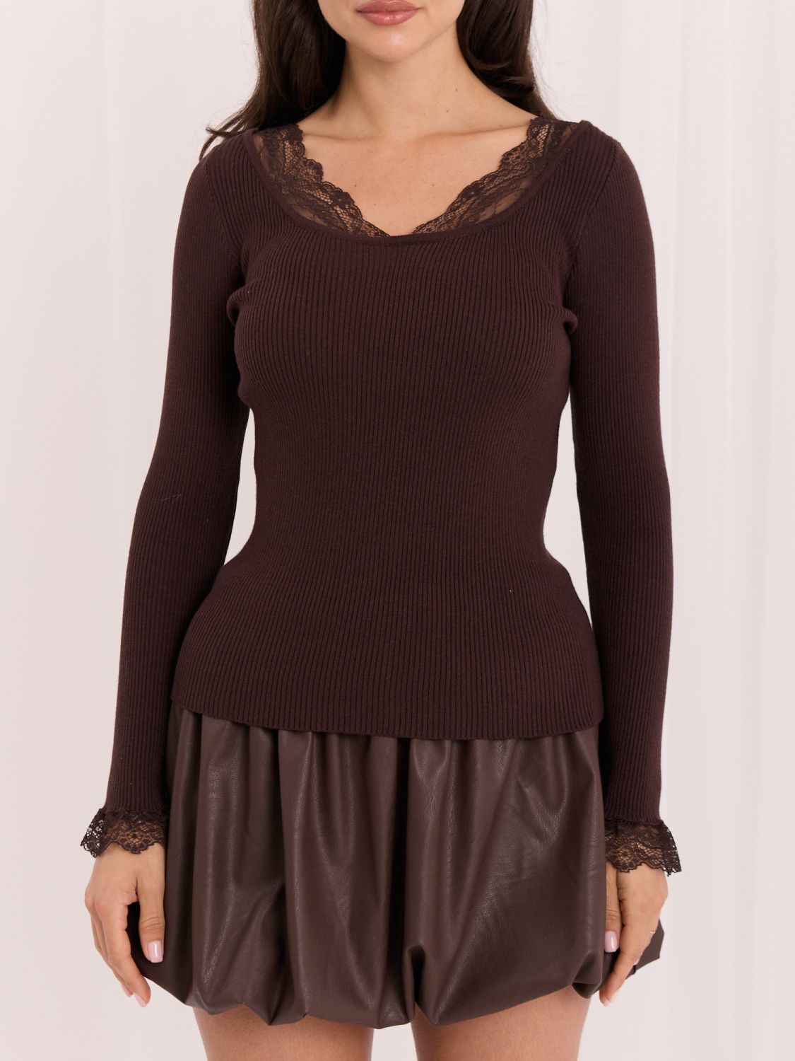 Eleganter brauner Pullover mit Spitze