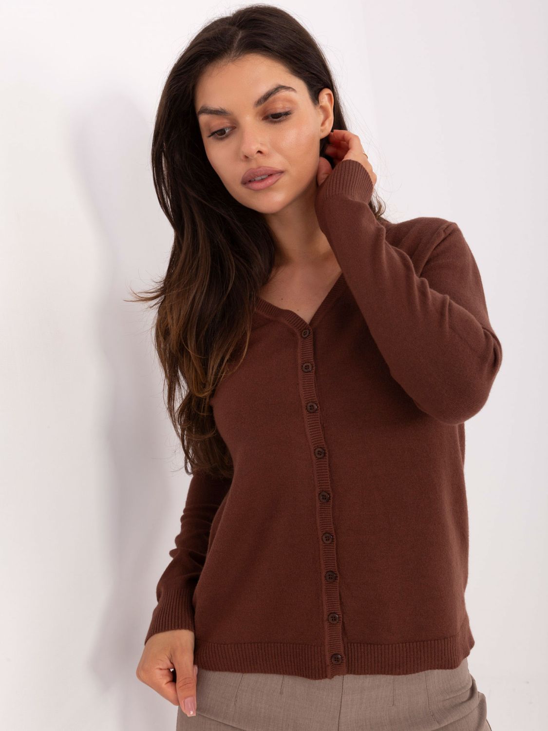 Brauner Pullover mit V-Ausschnitt