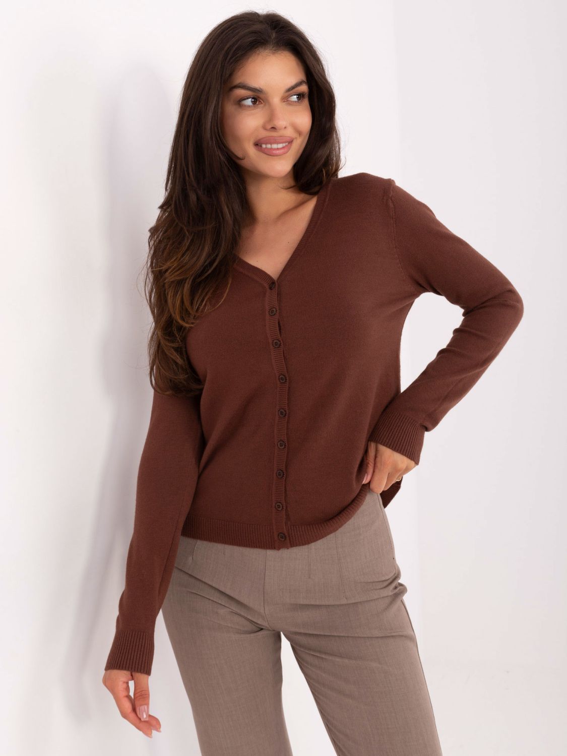 Brauner Pullover mit V-Ausschnitt