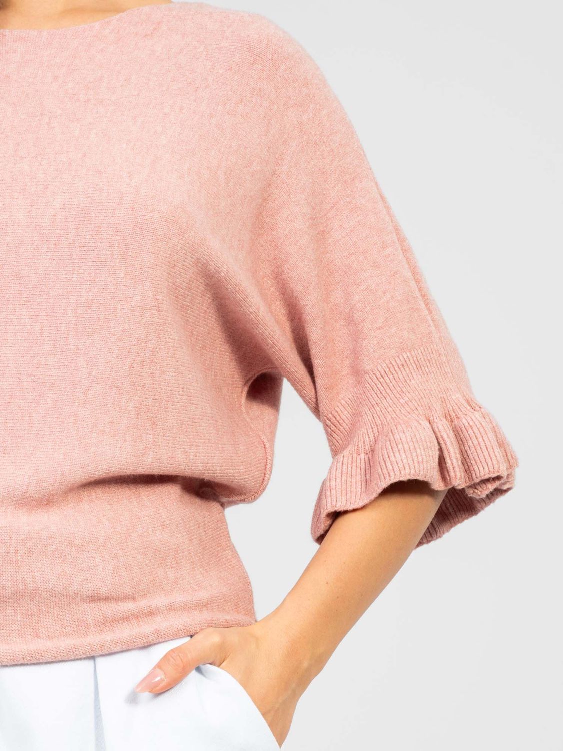 Eleganter rosafarbener Pullover mit 3/4-Ärmeln und Volant