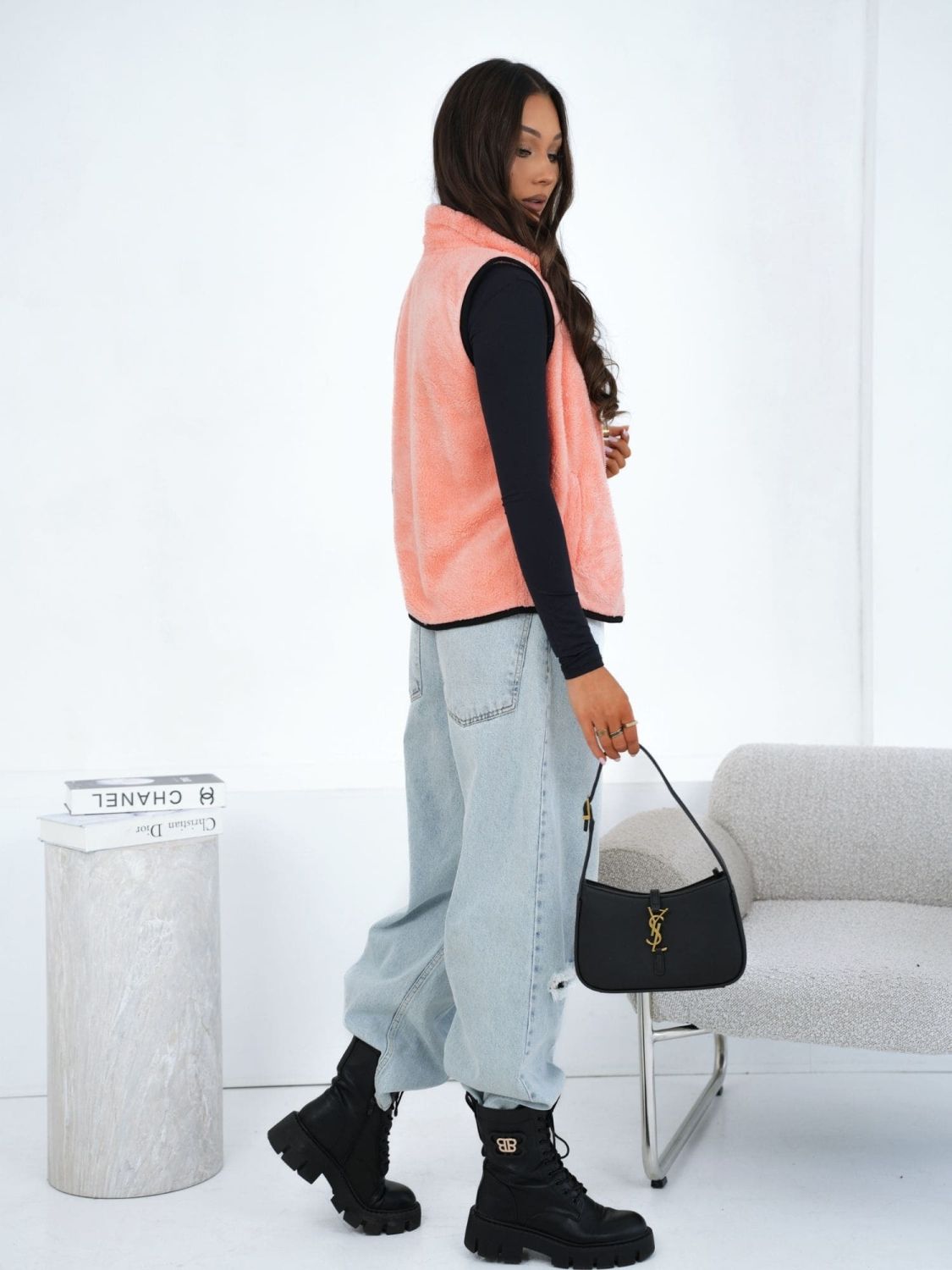 Orangefarbene Fellweste