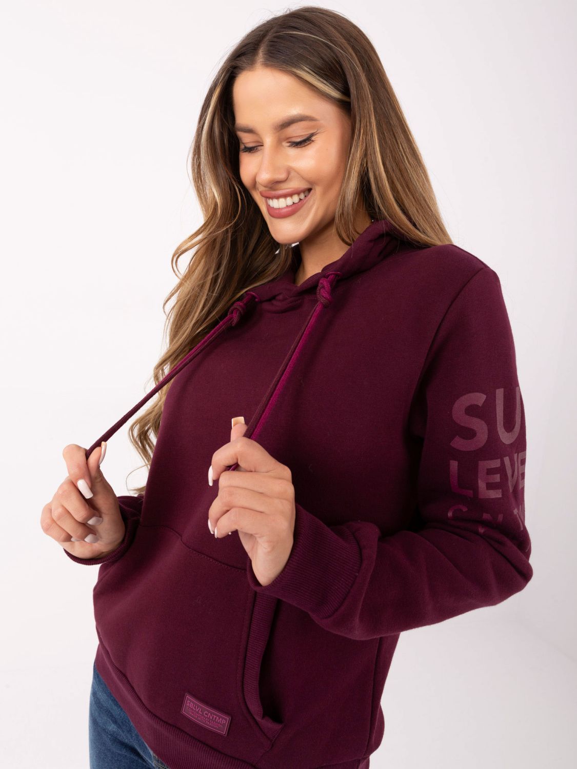 Stylischer roter Kapuzenpullover