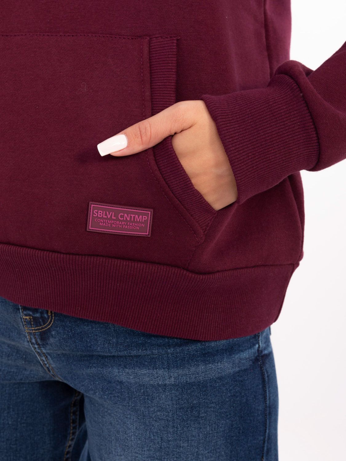 Stylischer roter Kapuzenpullover