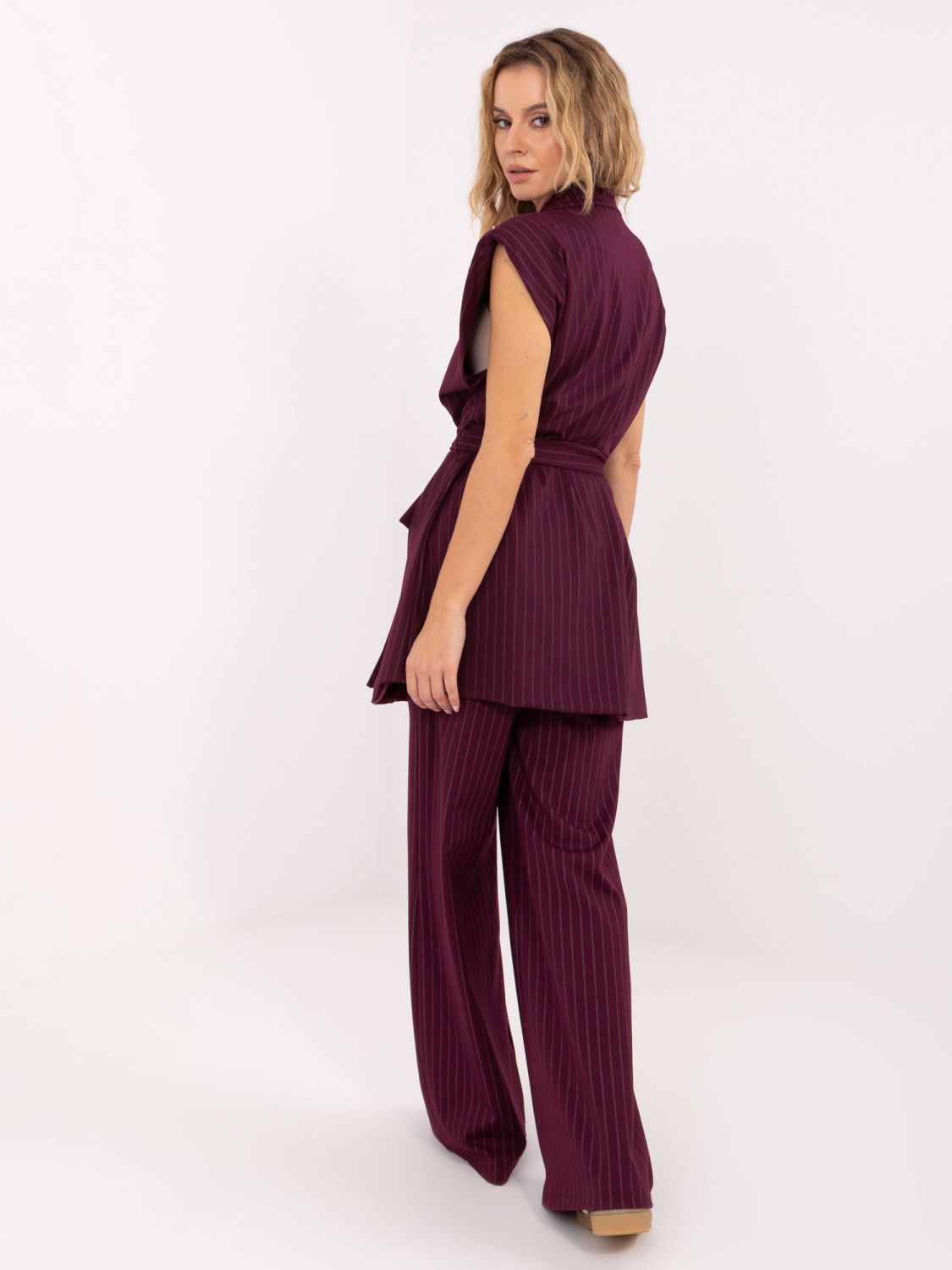 Elegante bordeauxrote Weste mit Gürtel und Streifenmuster