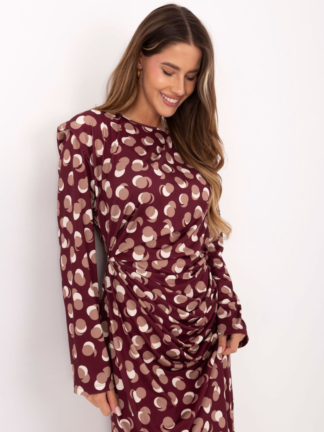 Bordeauxfarbenes Midi-Kleid mit geometrischem Muster und langen Ärmeln