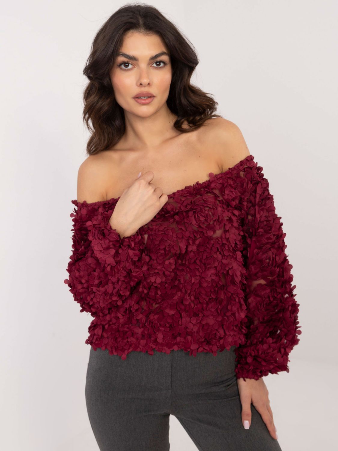 Elegante bordeauxrote Bluse mit Carmen-Ausschnitt
