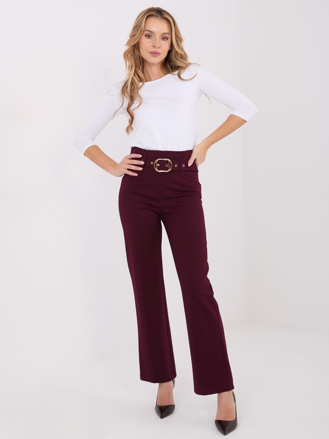 Elegante bordeauxrote Hose mit hohem Bund und Gürtel