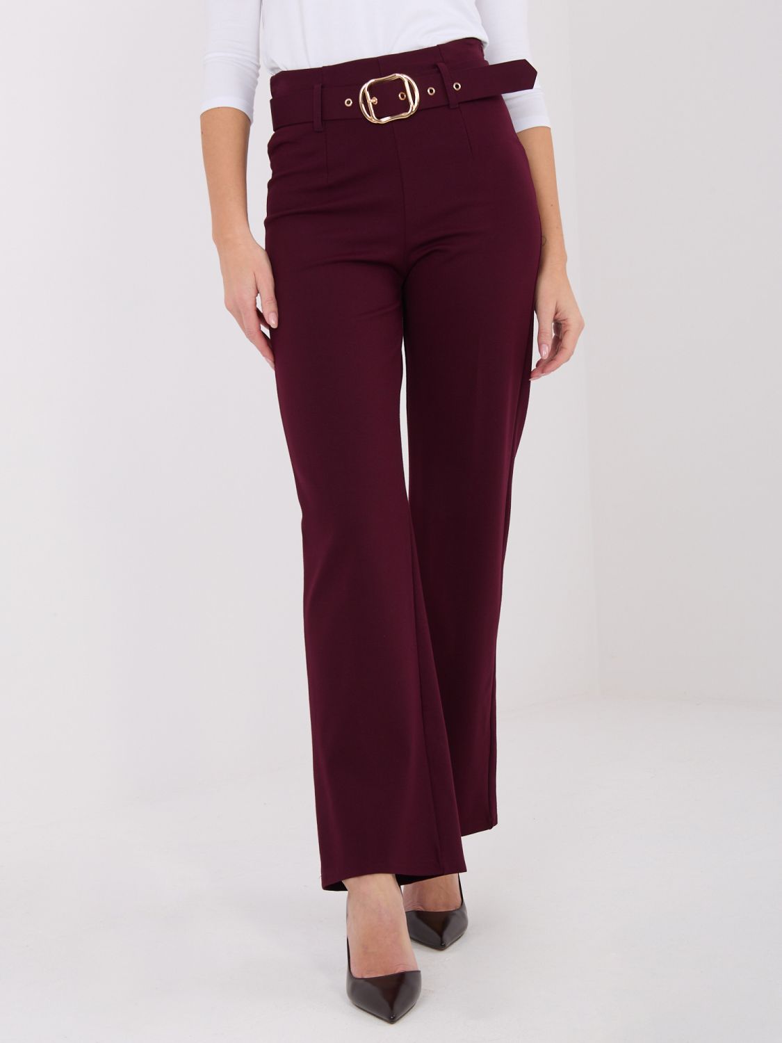 Elegante bordeauxrote Hose mit hohem Bund und Gürtel
