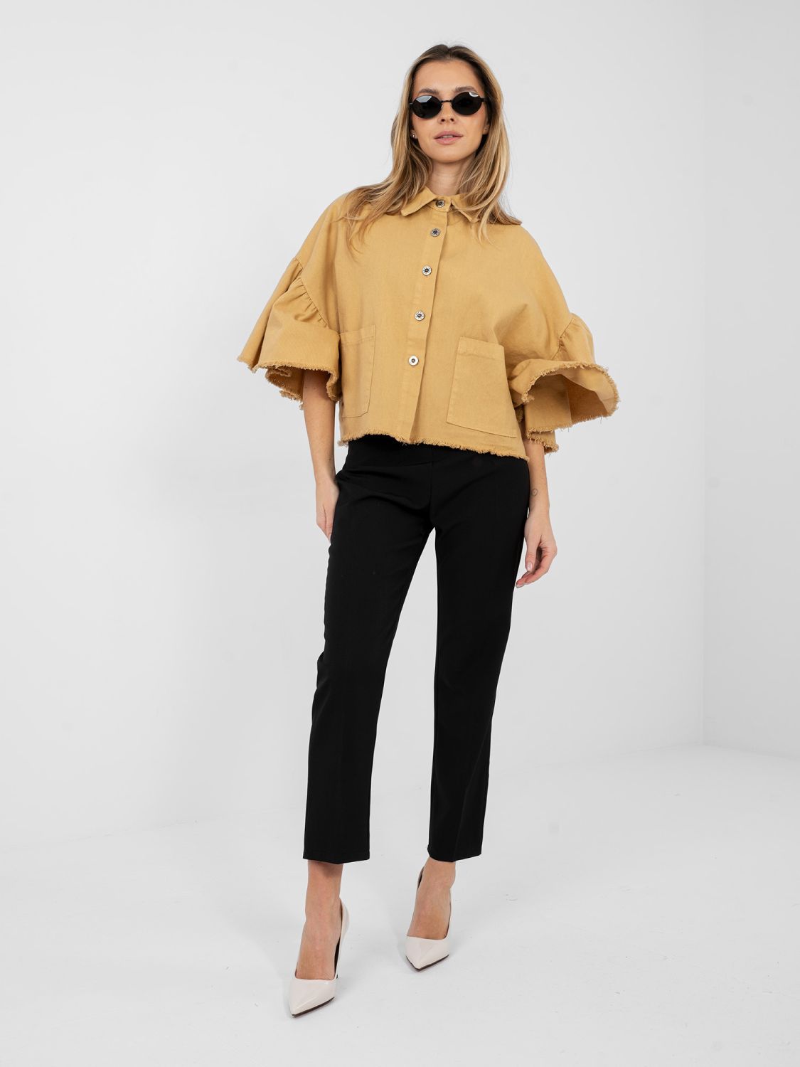 Kurze braune Baumwolljacke mit Volant und 3/4-Ärmeln