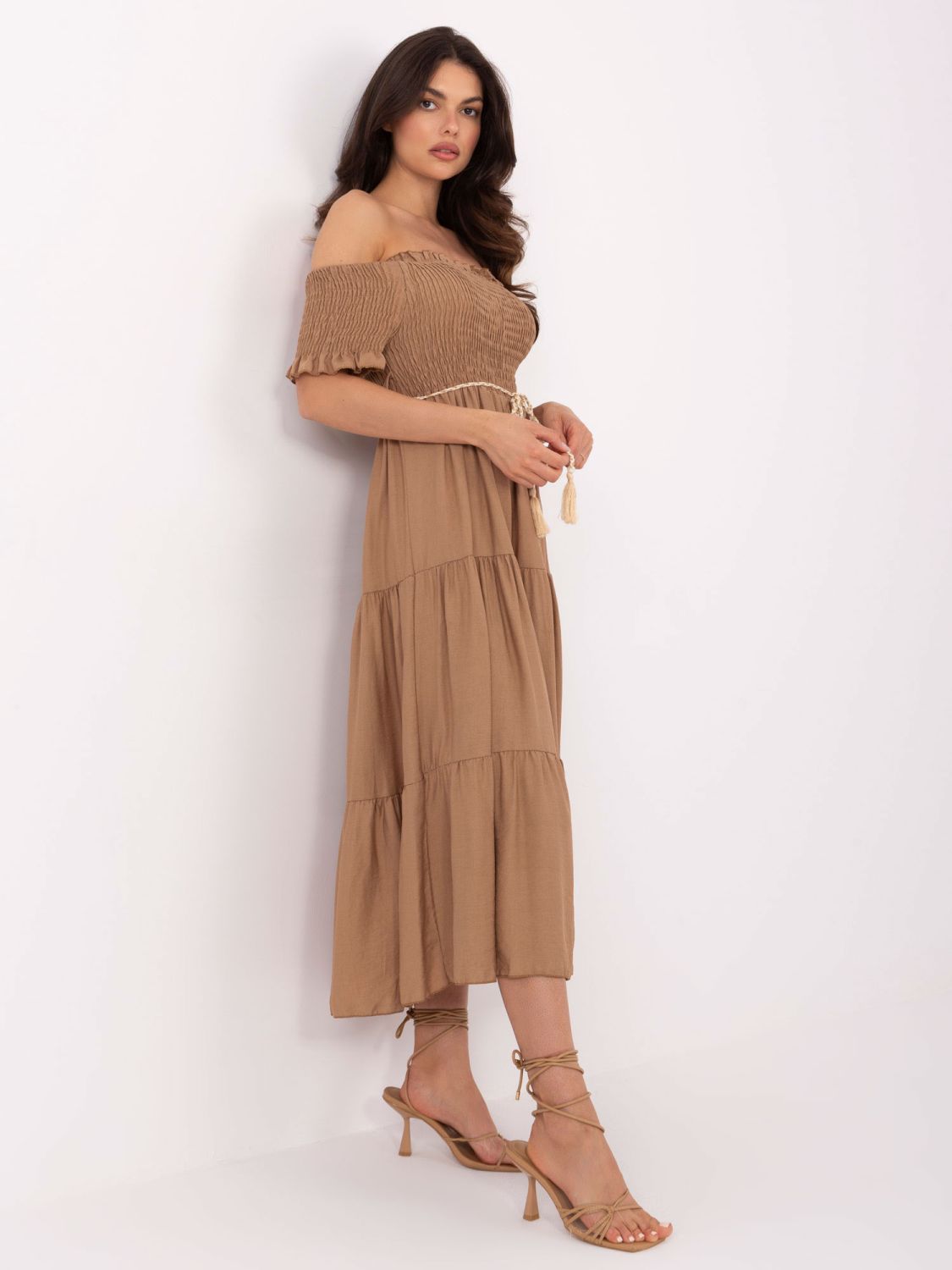 Elegantes ausgestelltes Kleid in Camel-Farbe