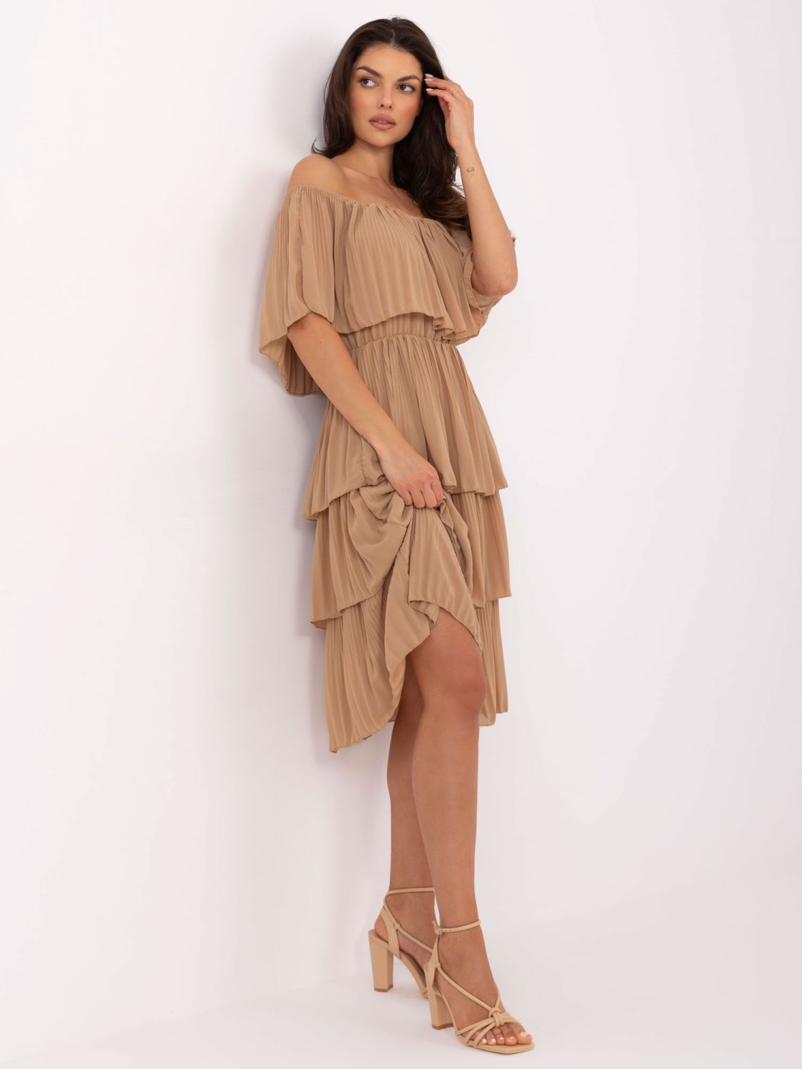 Elegantes ausgestelltes Kleid in Camel-Farbe