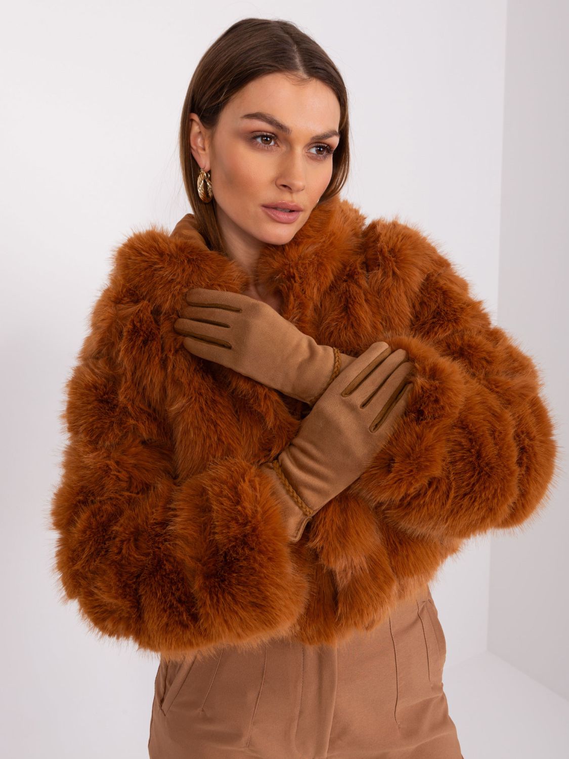 Braune Handschuhe mit dekorativem Riemen