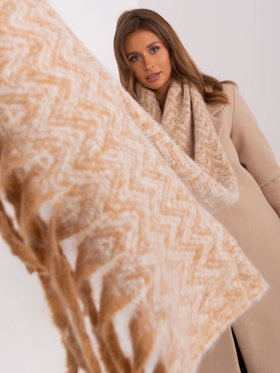 Beige geometrischer Schal mit Fransen