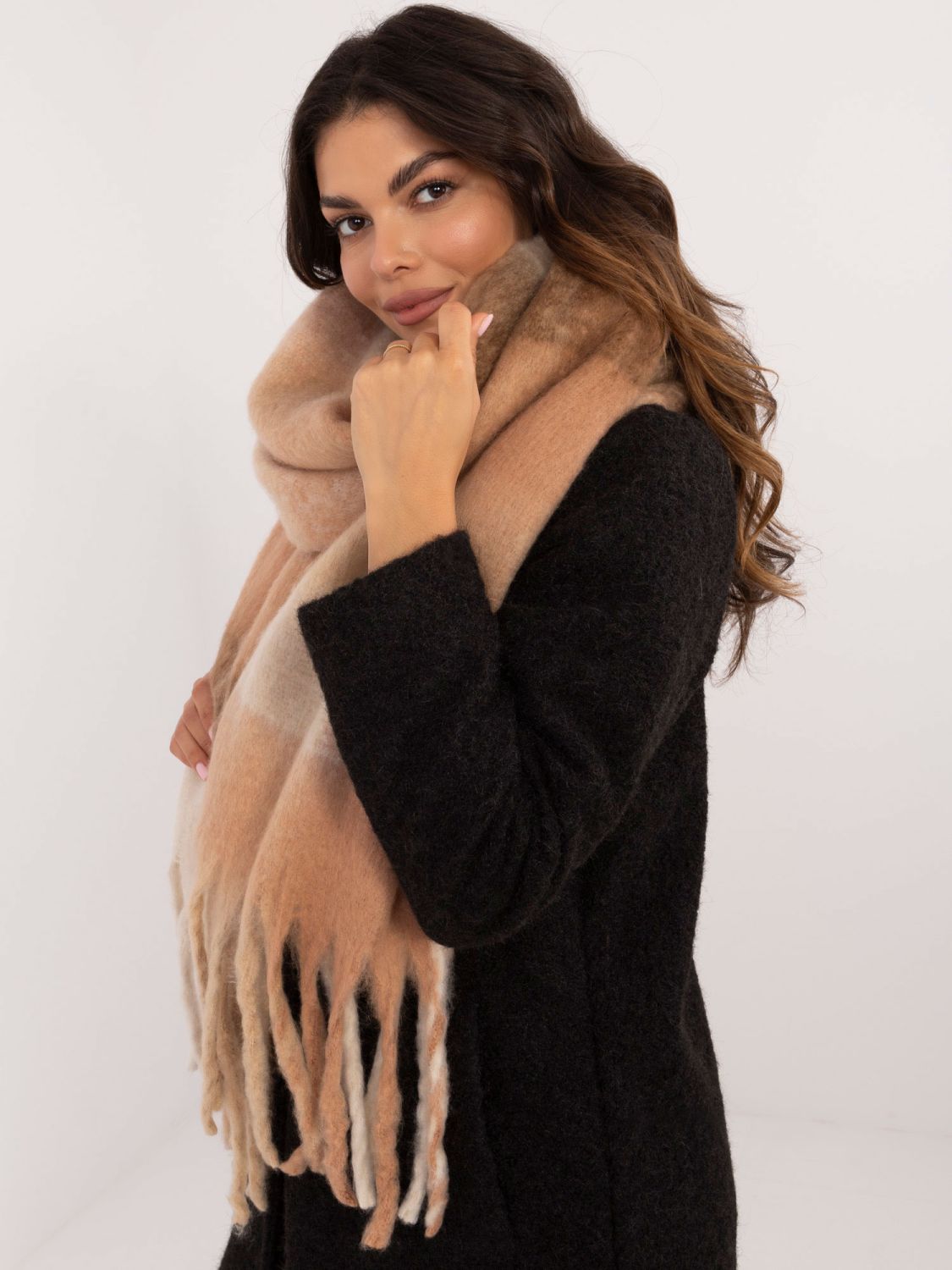 Brauner Schal mit Karomuster