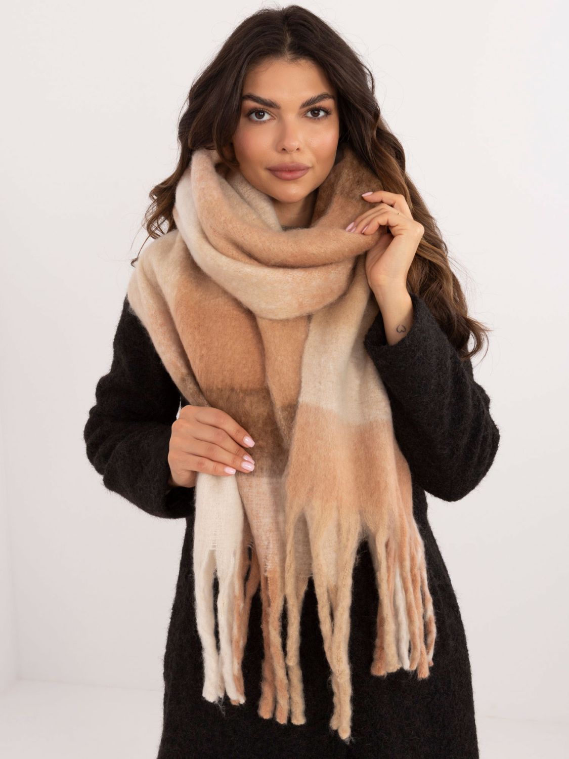 Brauner Schal mit Karomuster