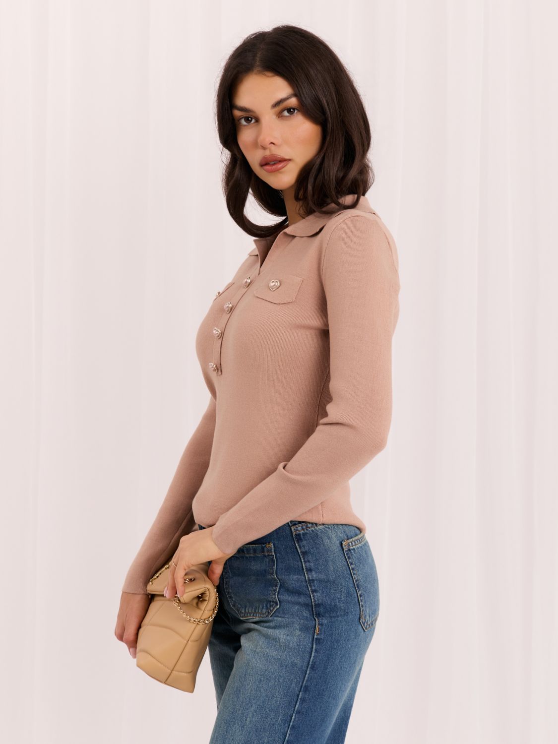 Eleganter brauner Pullover mit Kragen und Knöpfen