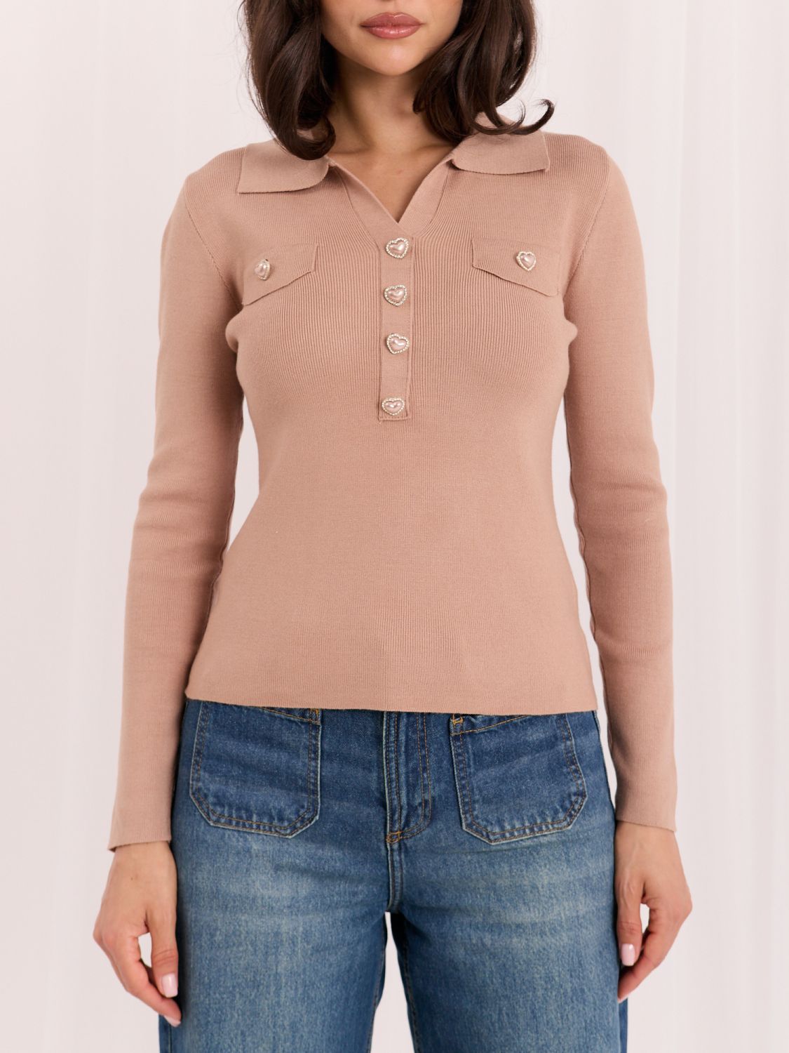 Eleganter brauner Pullover mit Kragen und Knöpfen