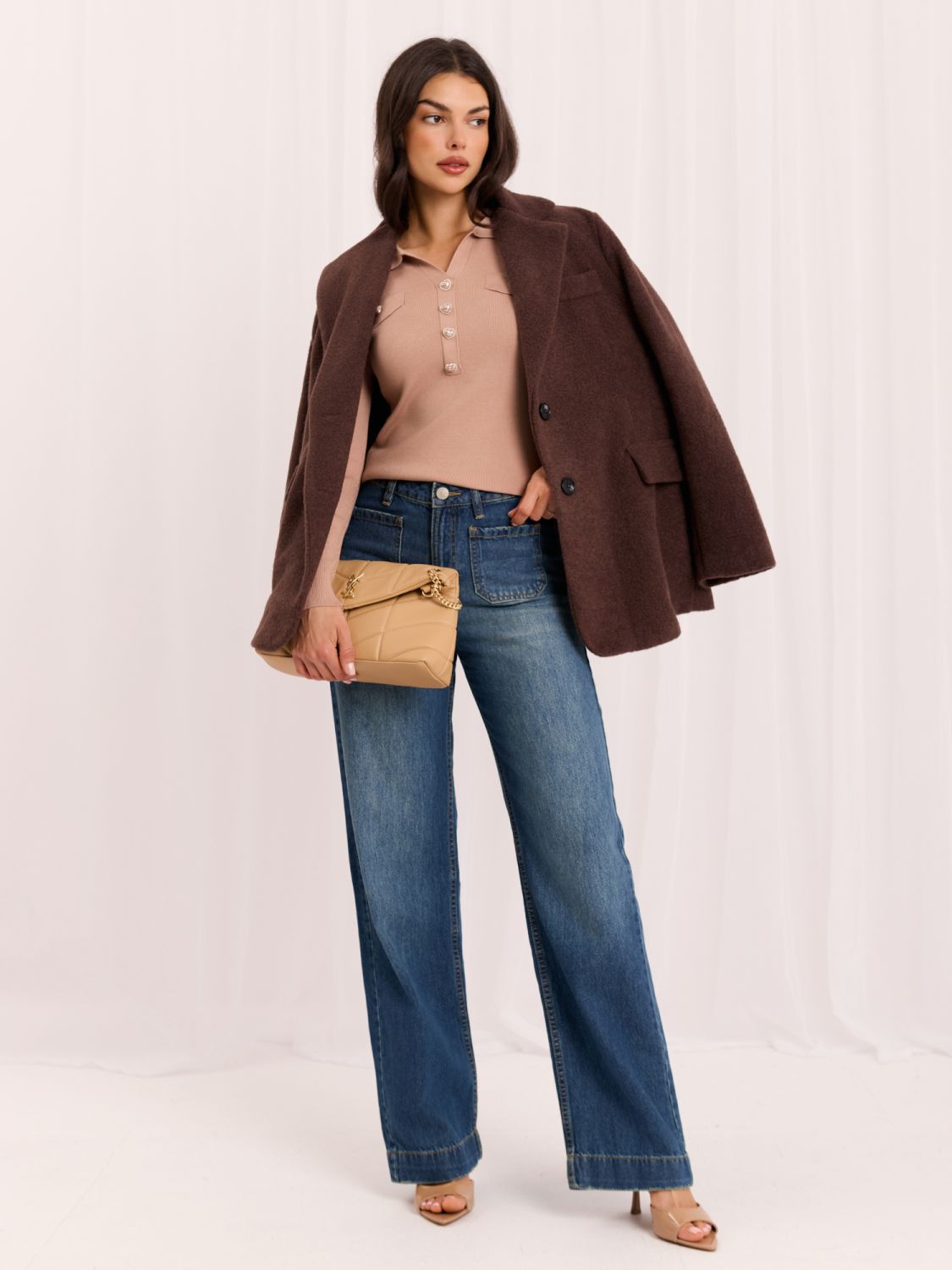 Eleganter brauner Pullover mit Kragen und Knöpfen
