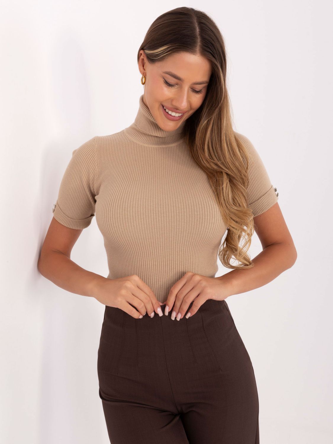 Eleganter brauner Pullover mit Rollkragen