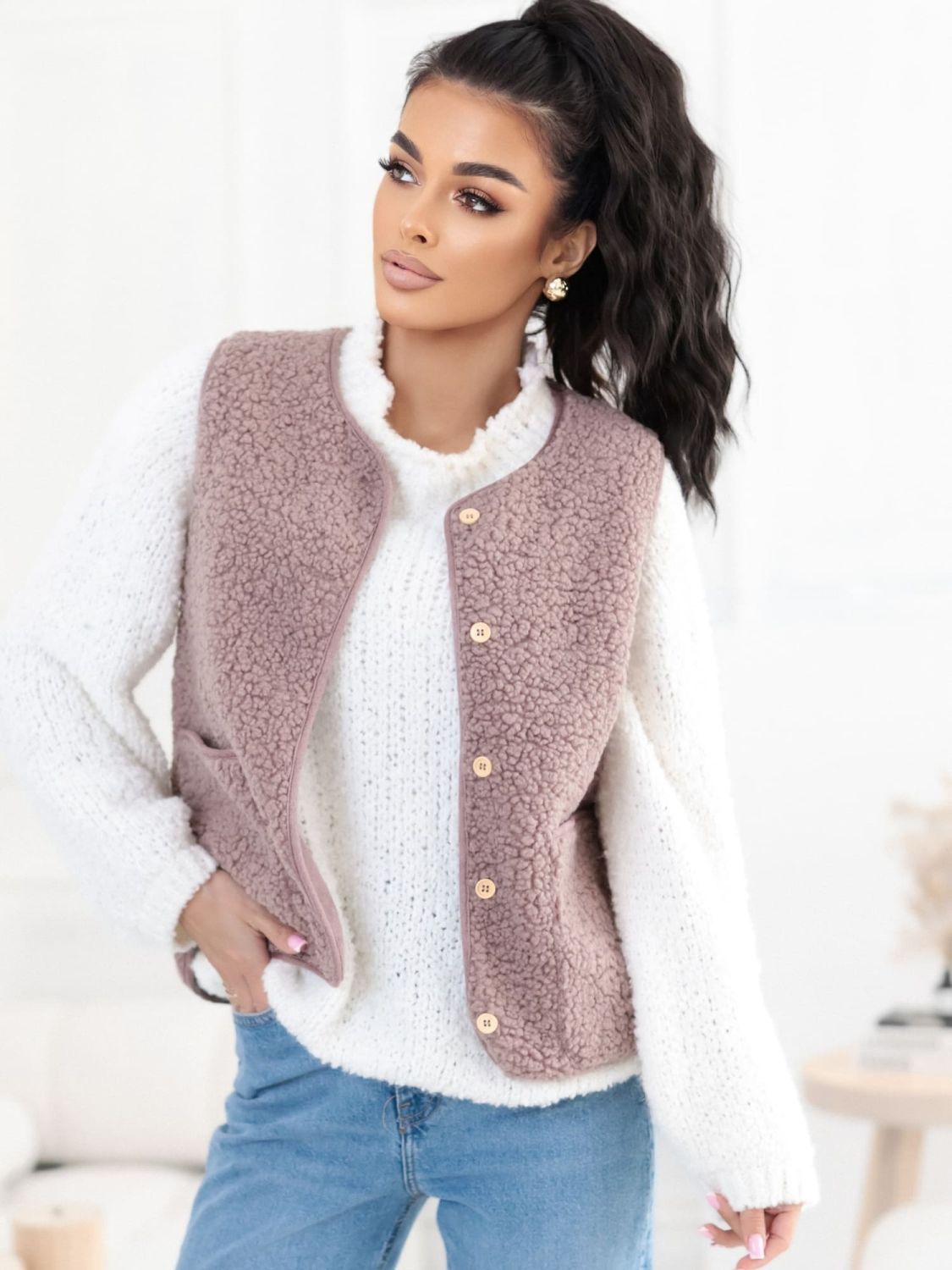 Beige Fellweste mit Knöpfen