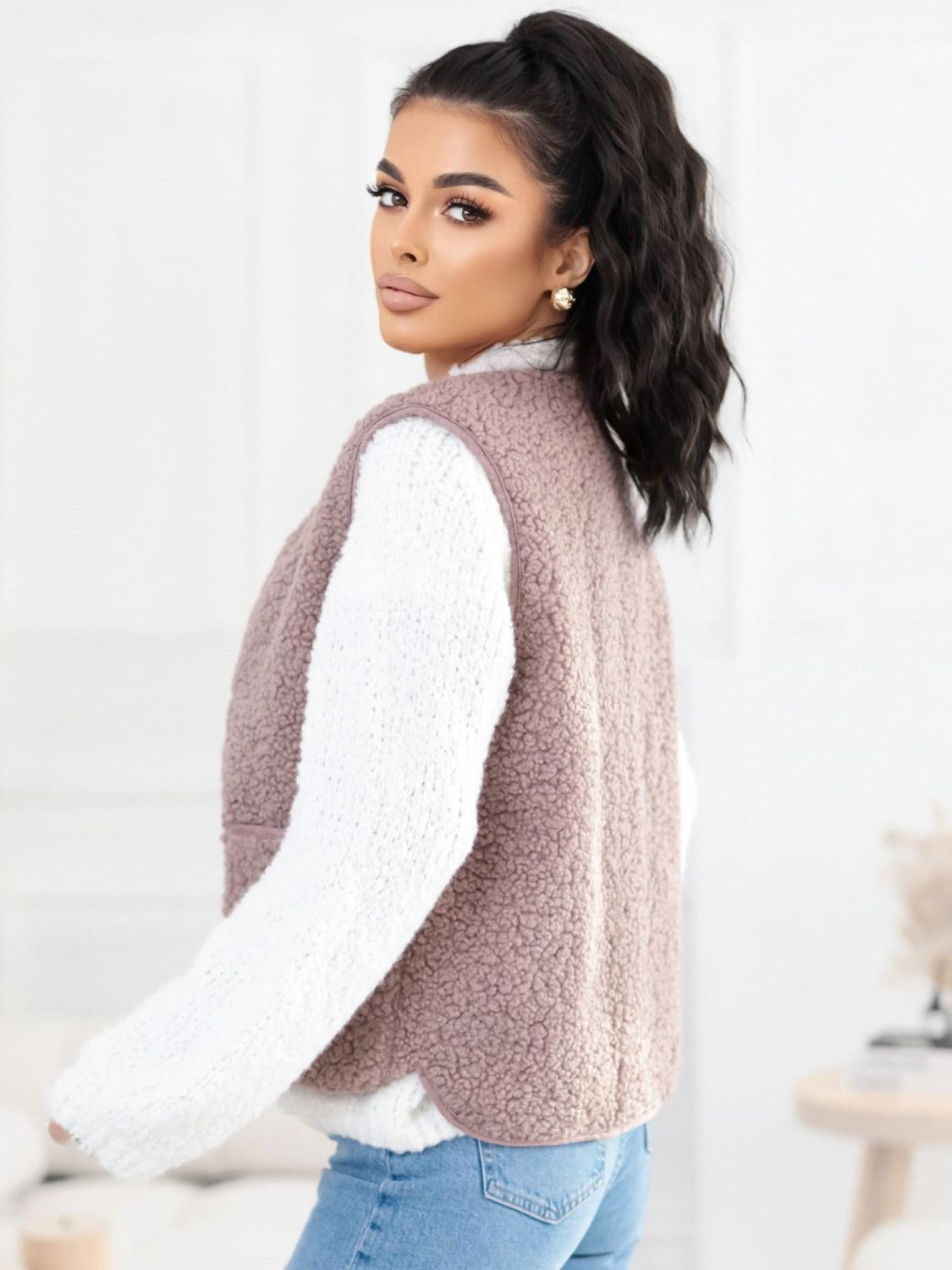 Beige Fellweste mit Knöpfen