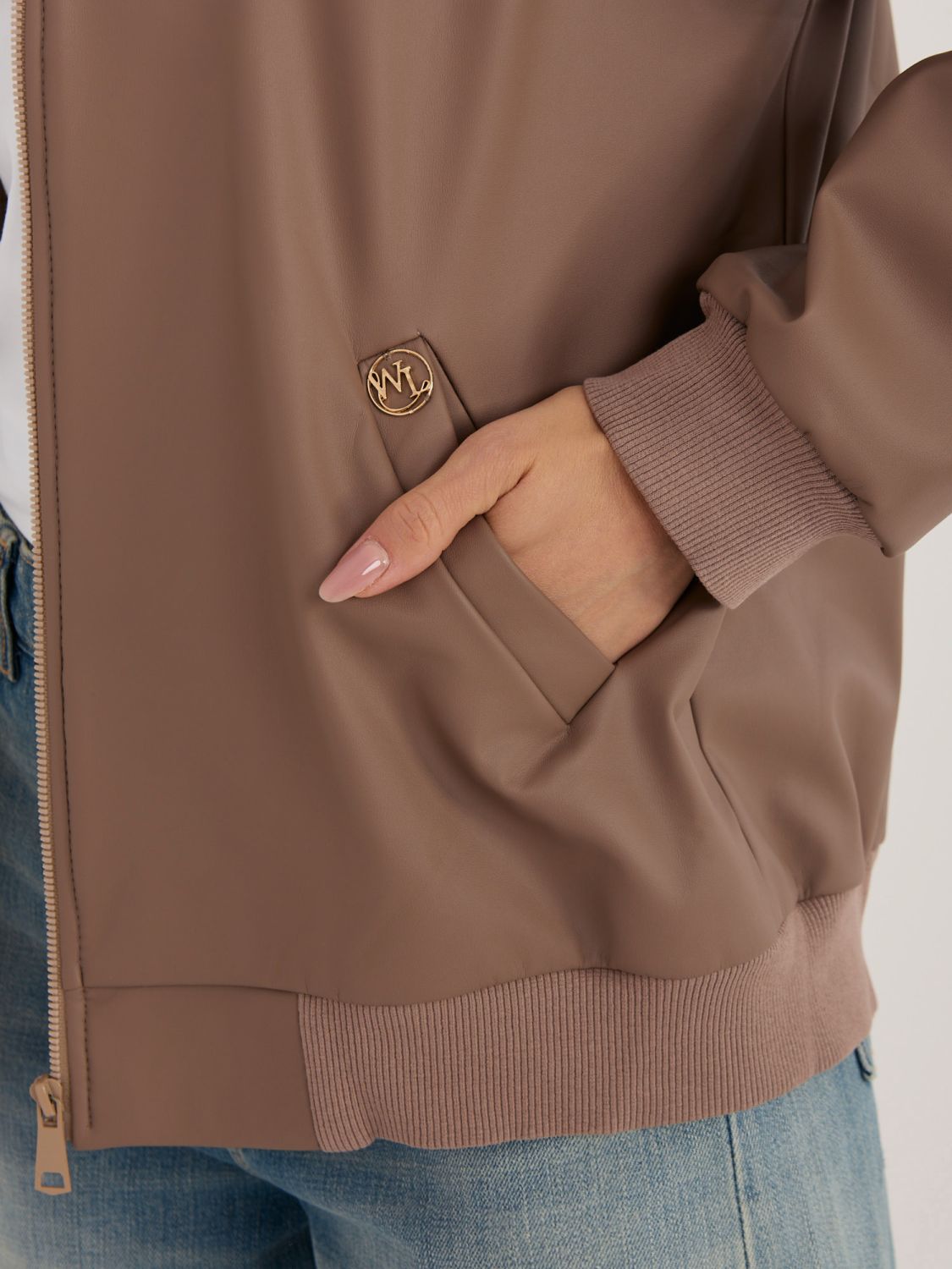 Beige Übergangsjacke aus Kunstleder mit Stehkragen