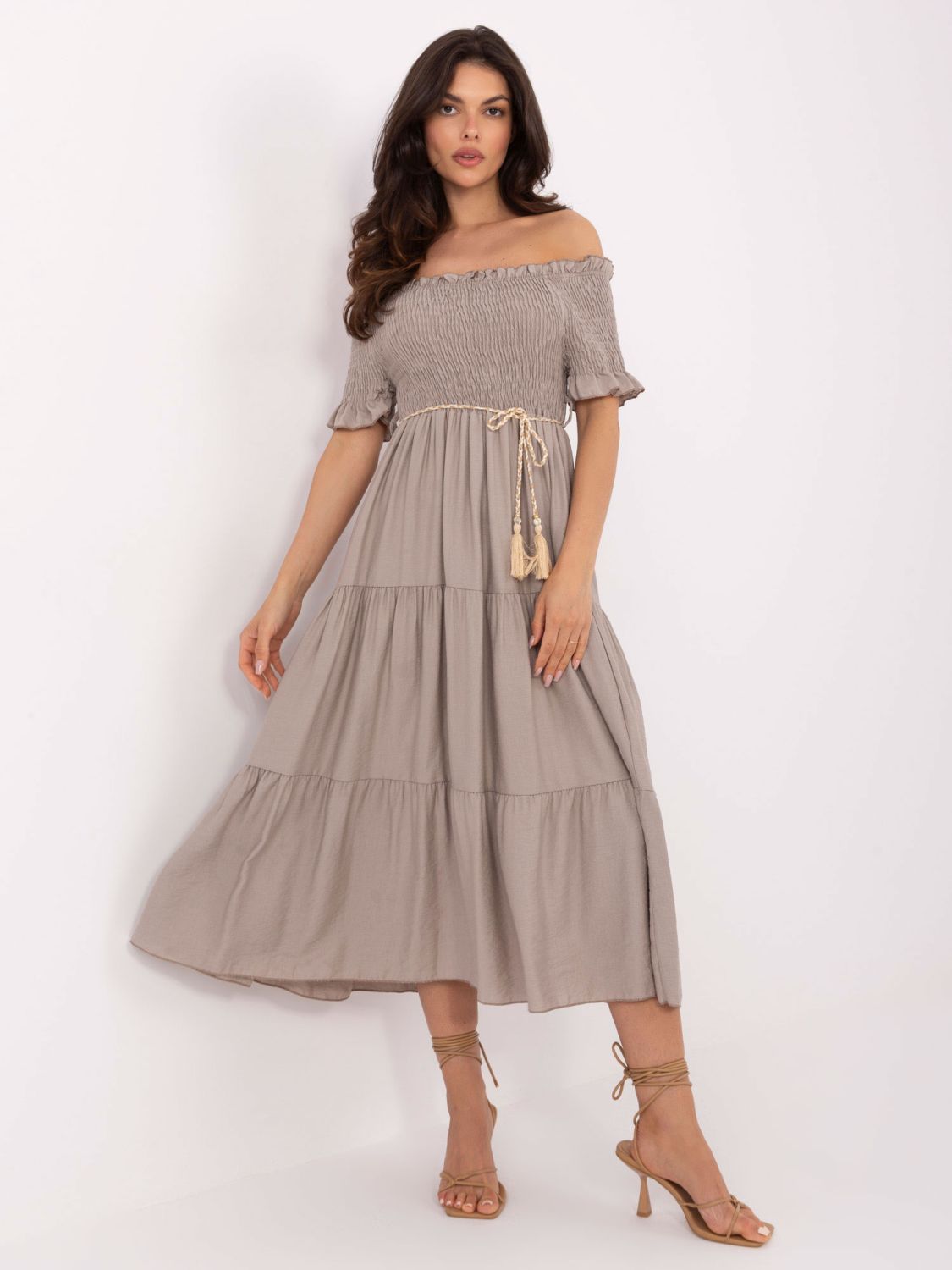 Beige ausgestellte Kleid mit kurzen Ärmeln