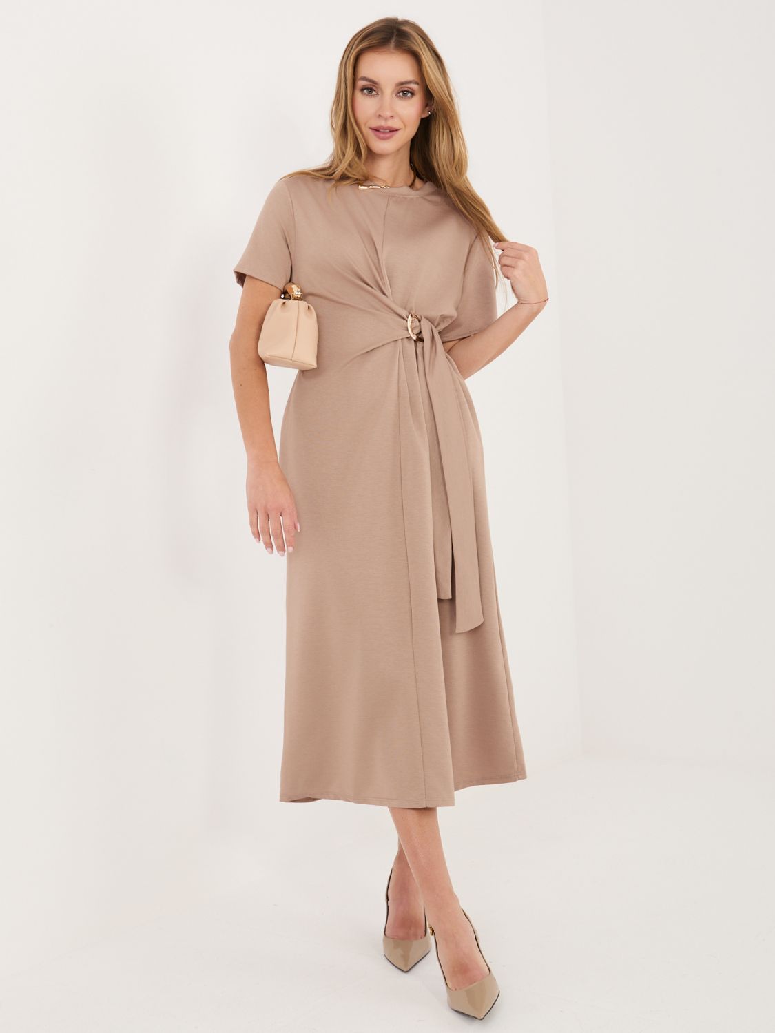 Beiges Midi-Sommerkleid mit kurzen Ärmeln