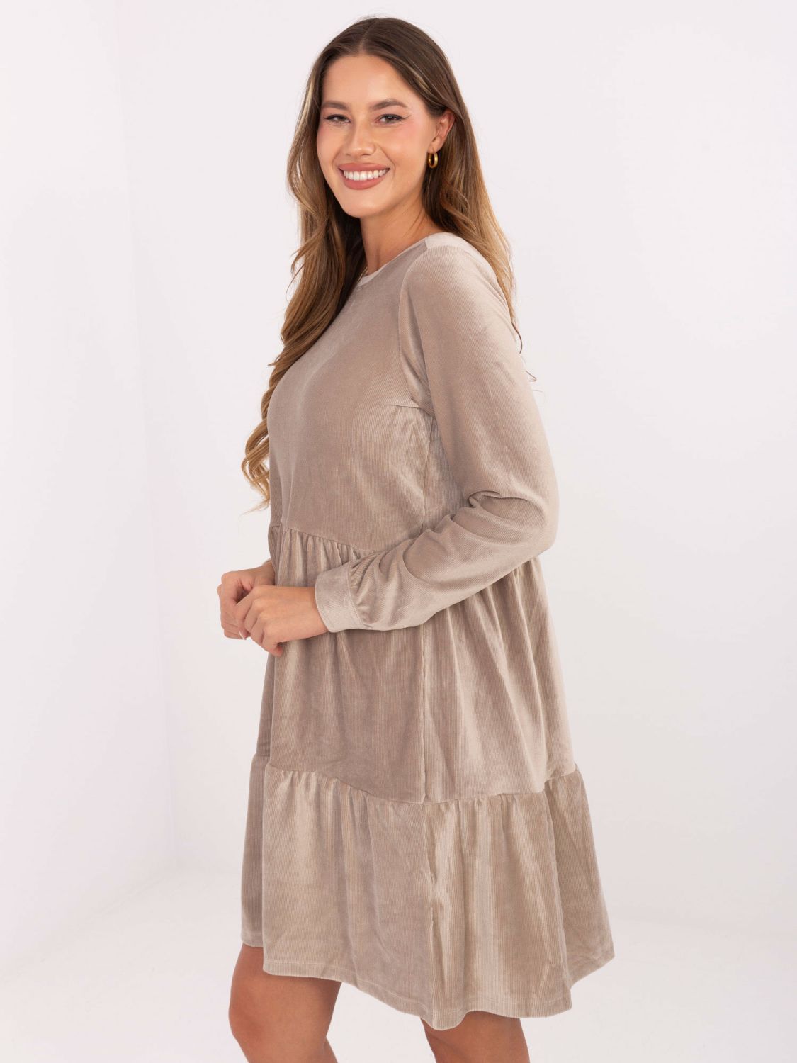 Beiges ausgestelltes Kleid mit Volant