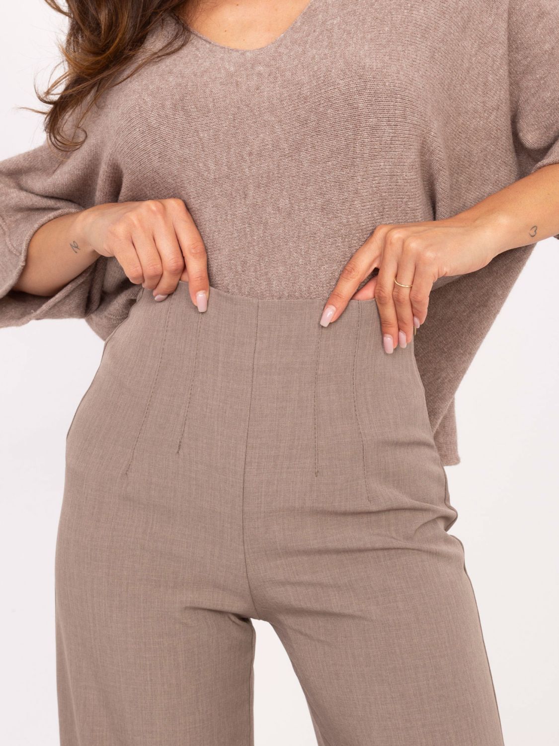 Elegante beige Hose mit hohem Bund