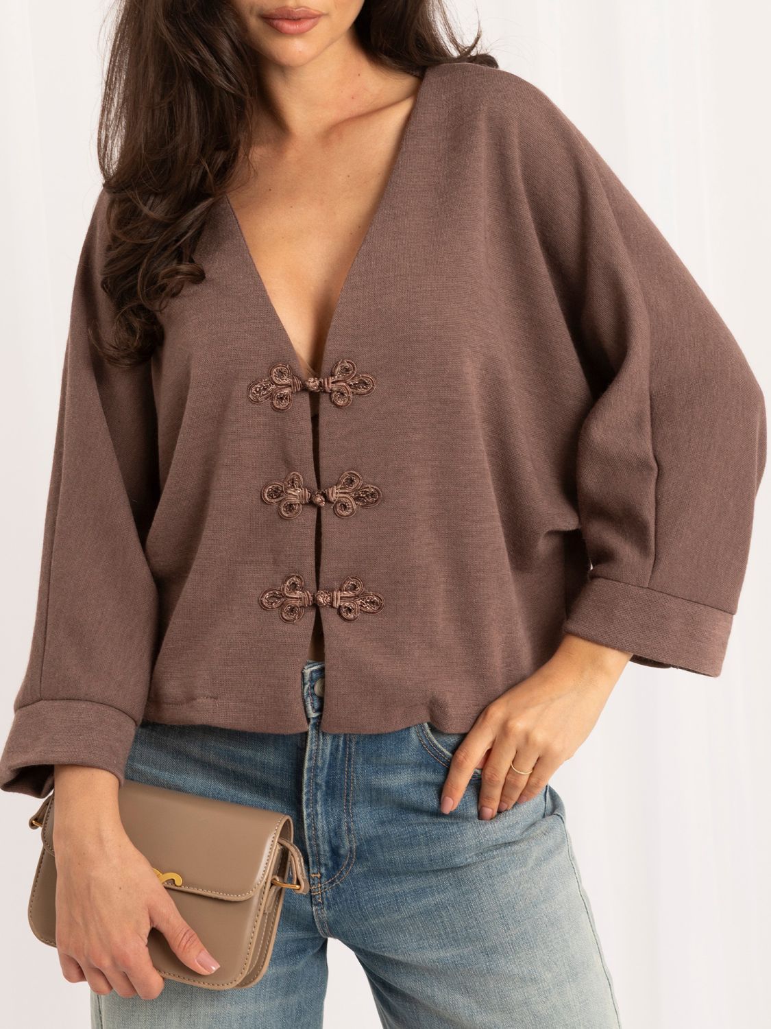 Eleganter beigefarbener Pullover mit V-Ausschnitt