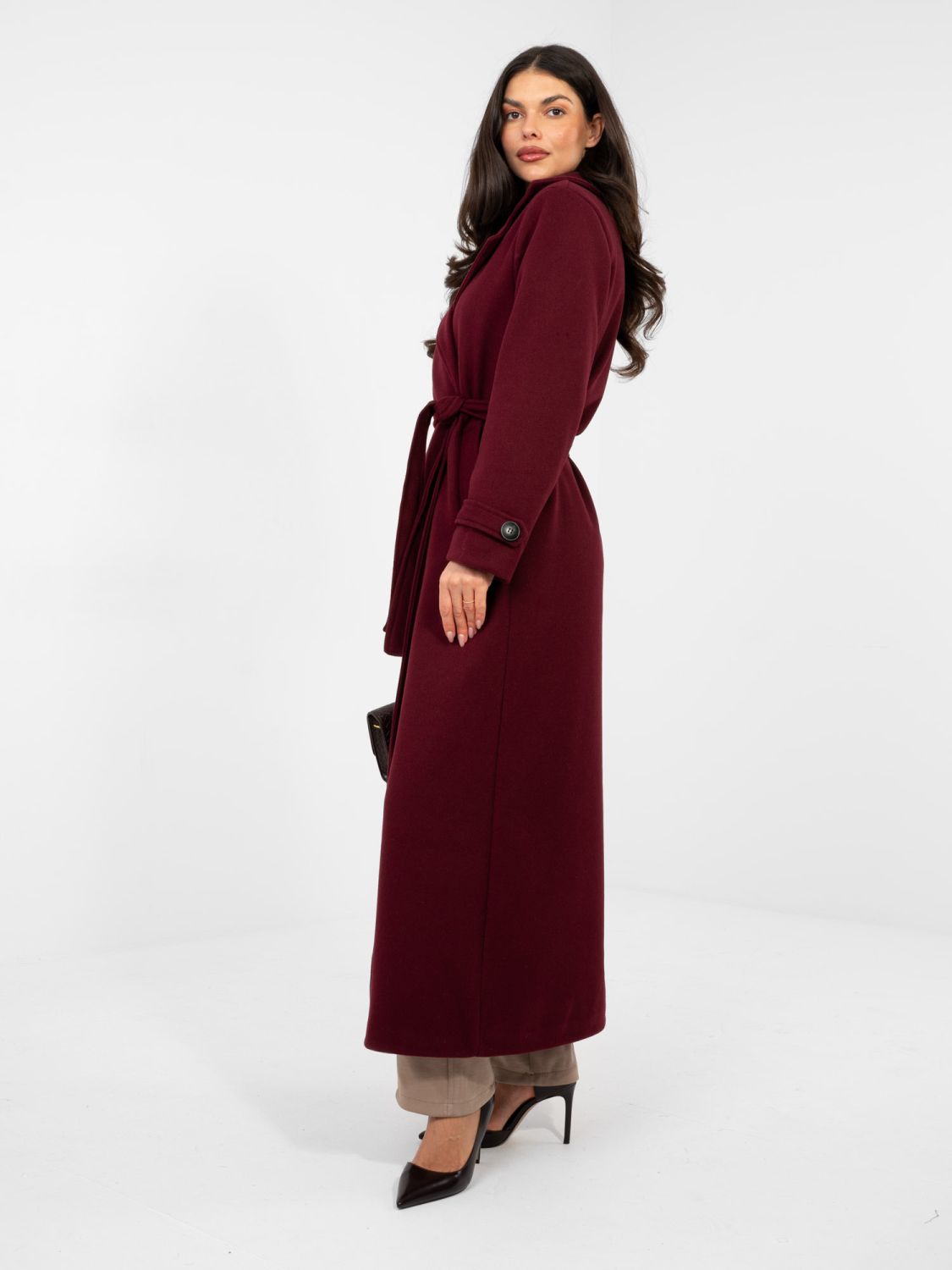 Eleganter roter Übergangsmantel mit Gürtel