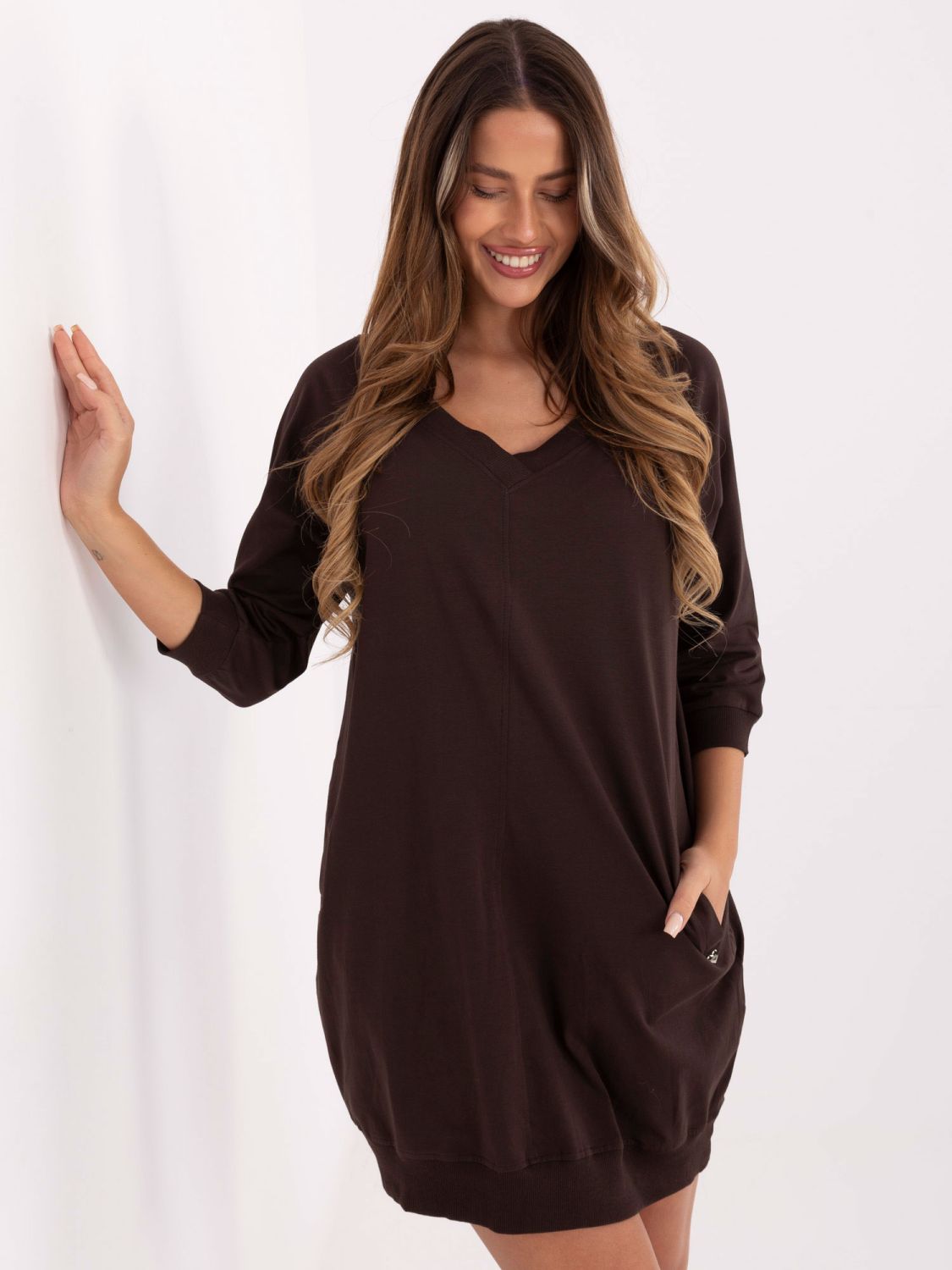 Braunes Baumwollkleid mit 3/4-Ärmeln und V-Ausschnitt