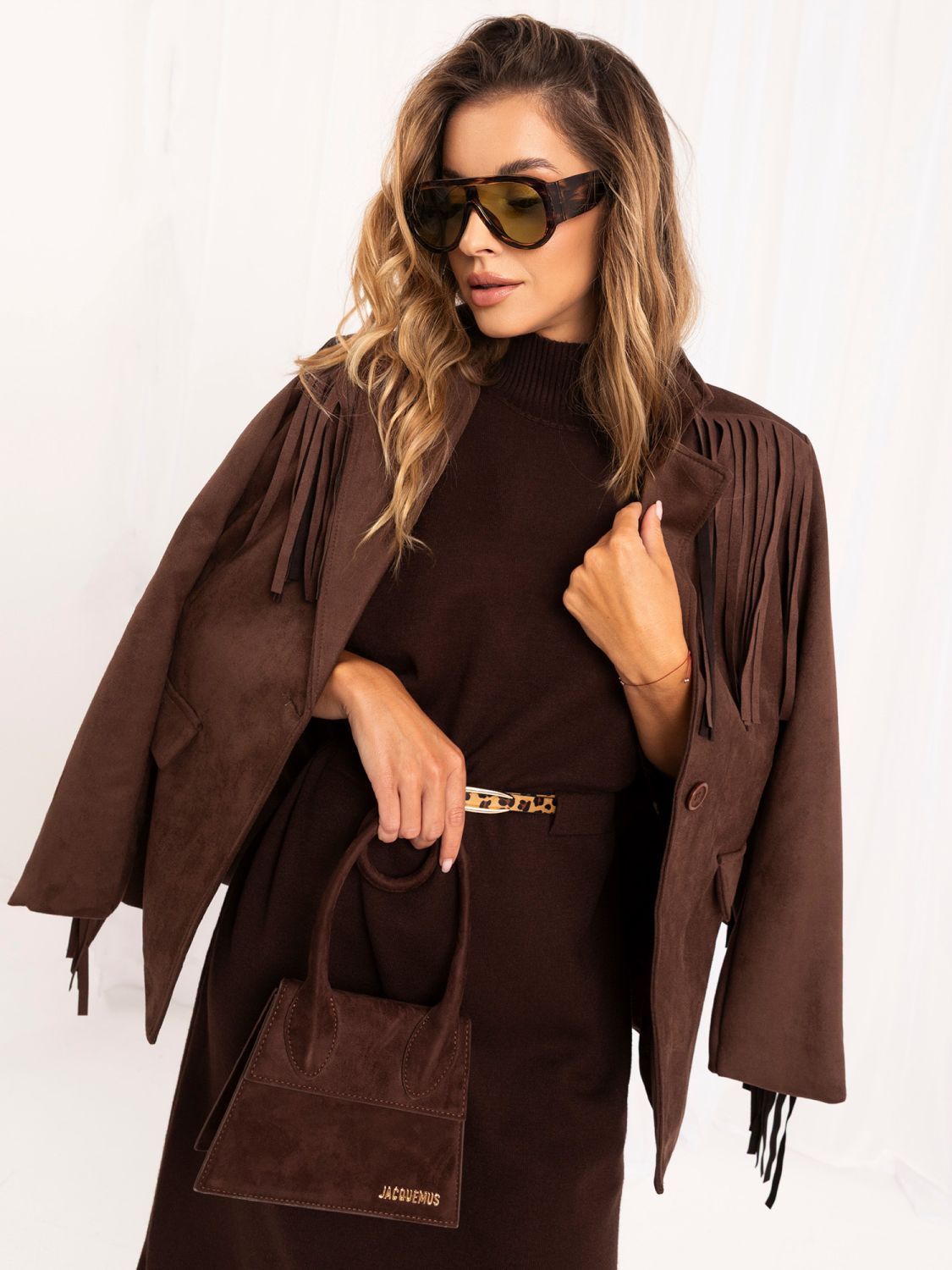 Braunes Oversize-Strickkleid mit Gürtel und Rollkragen