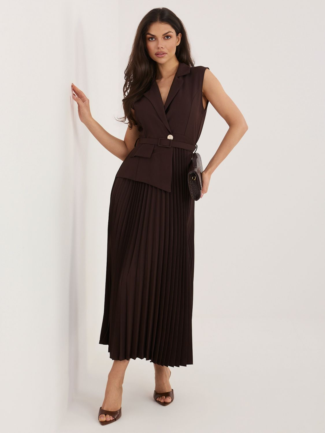 Elegantes braunes Midi-Kleid mit Gürtel und Pailletten